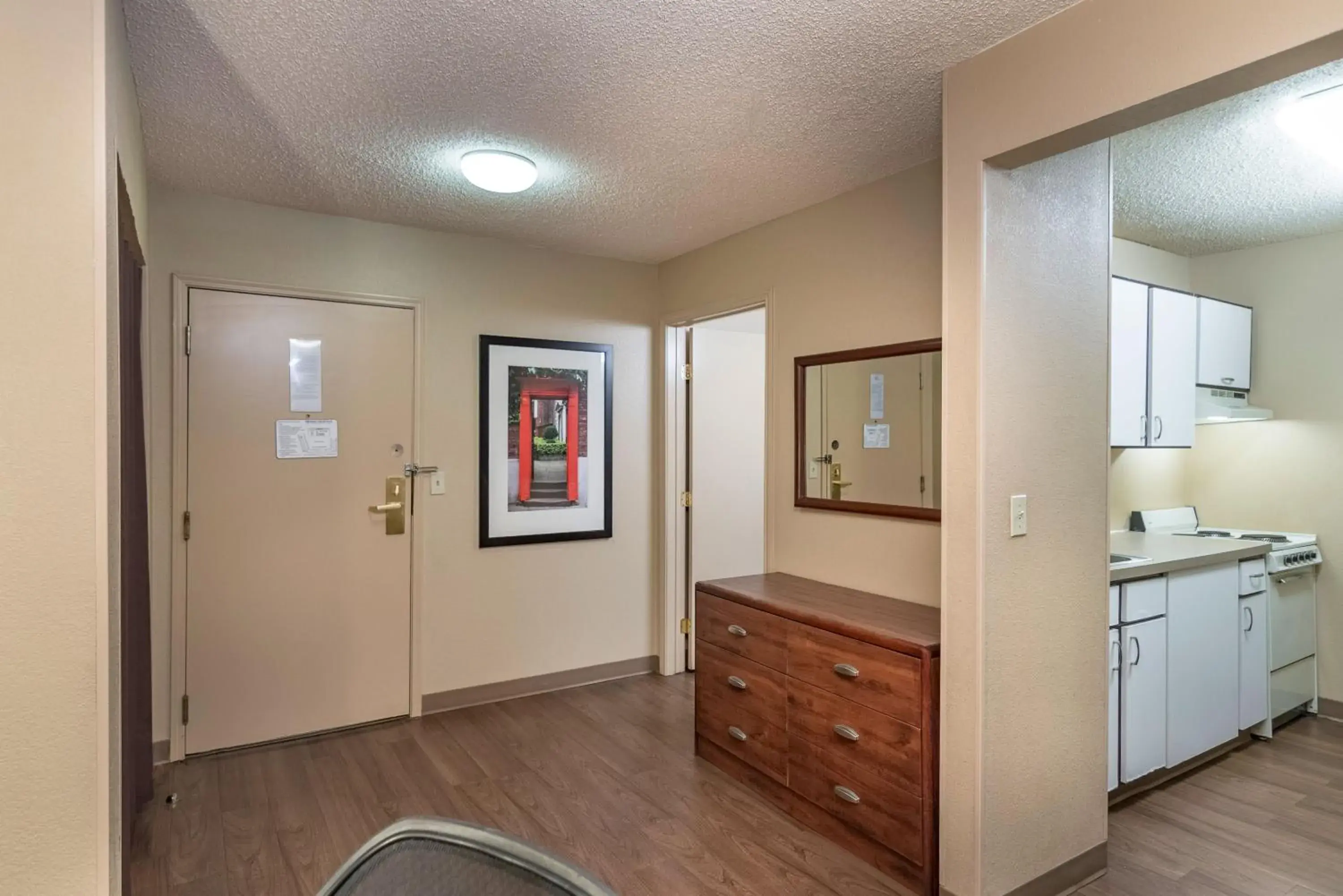 Kitchen or kitchenette, TV/Entertainment Center in Extended Stay America Suites - Tulsa - Midtown