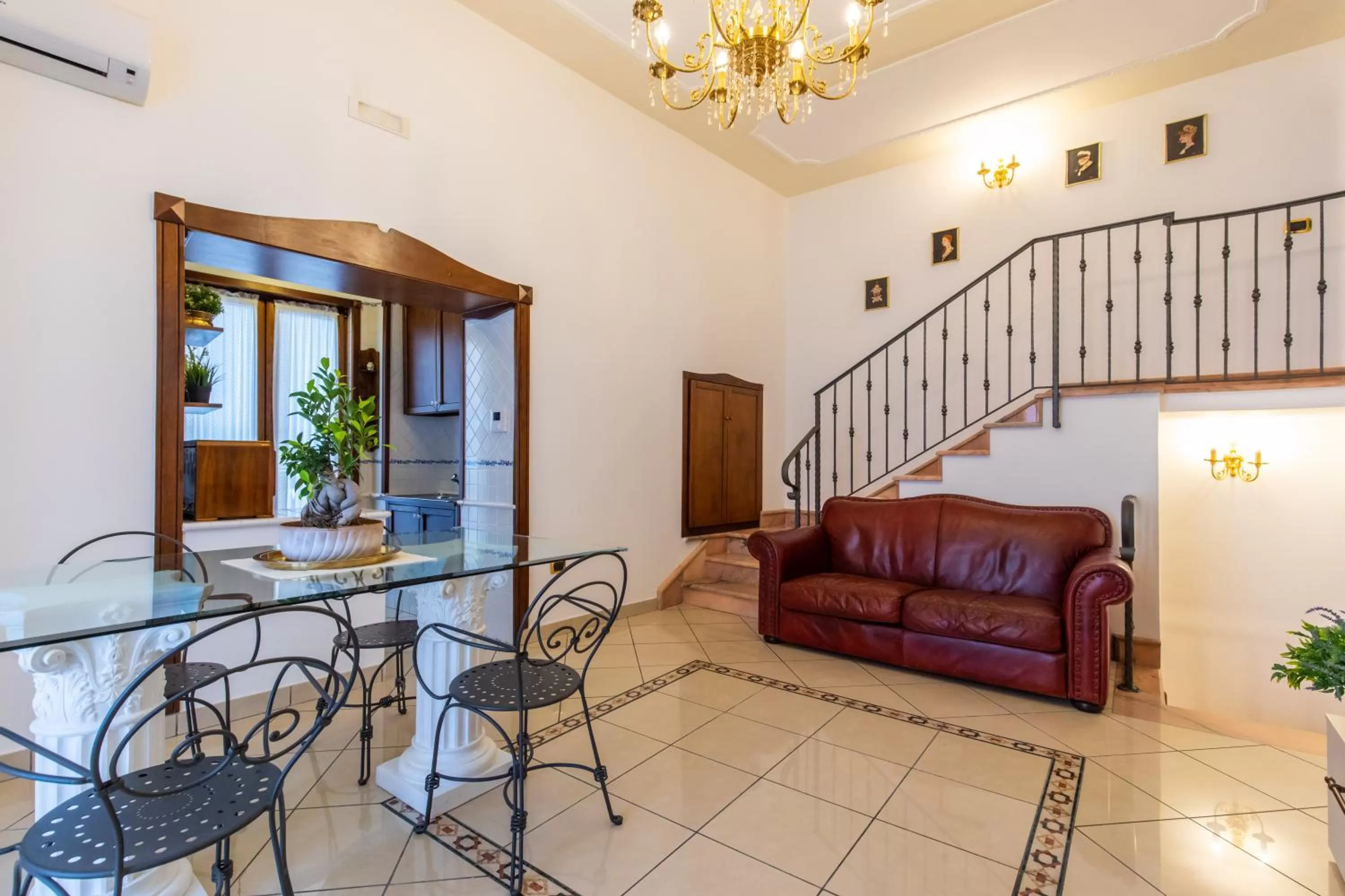 Living room in Medina Central