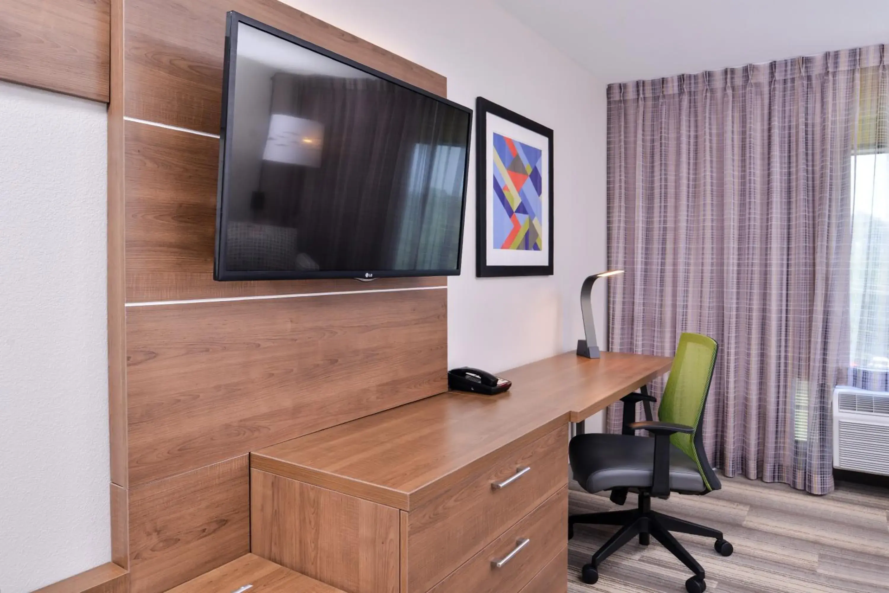 Bedroom, TV/Entertainment Center in Holiday Inn Express Hotel & Suites Elgin, an IHG Hotel