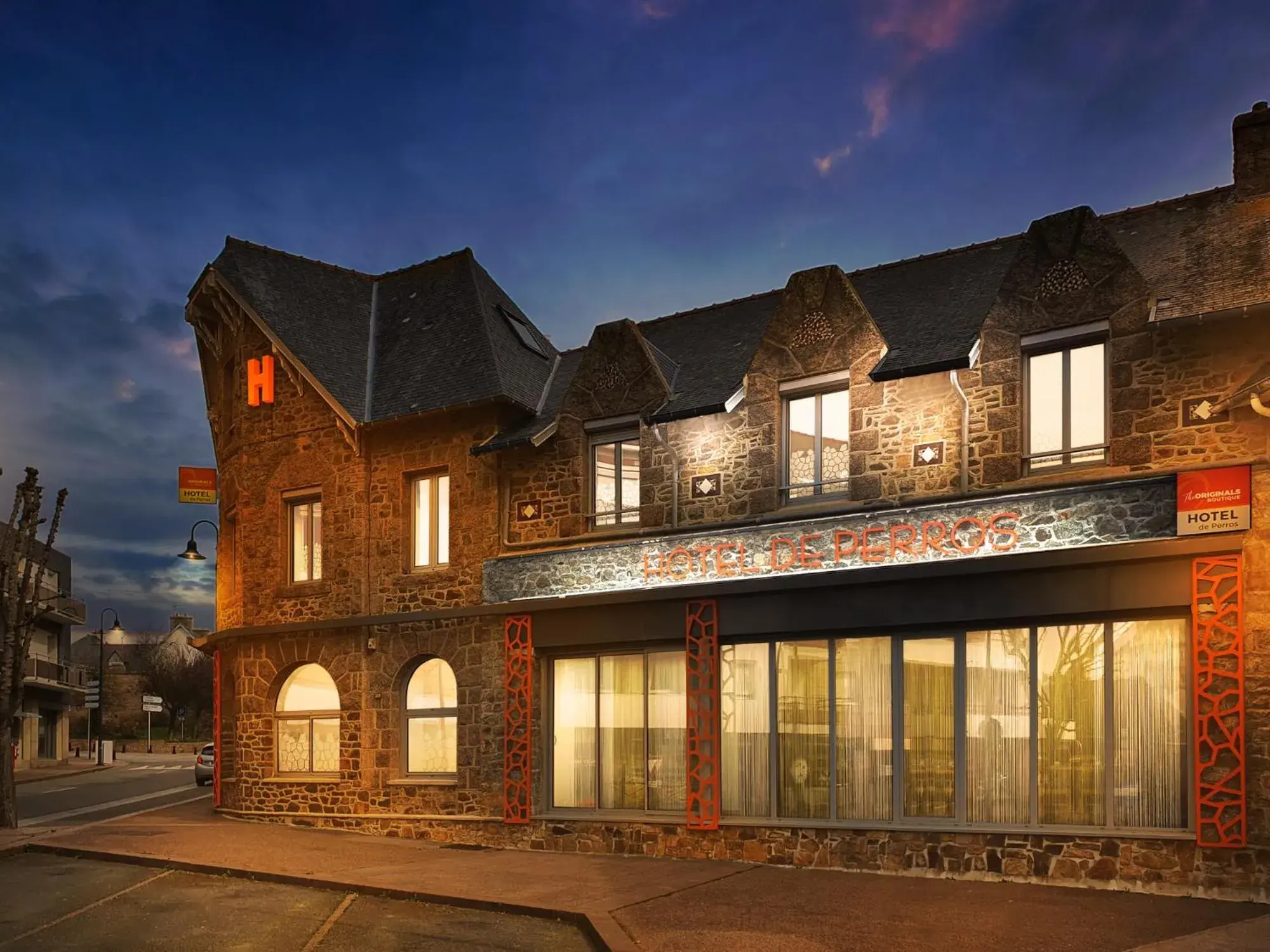 Property building in Hôtel de Perros, The Originals Boutique Property building in Hôtel de Perros, The Originals Boutique