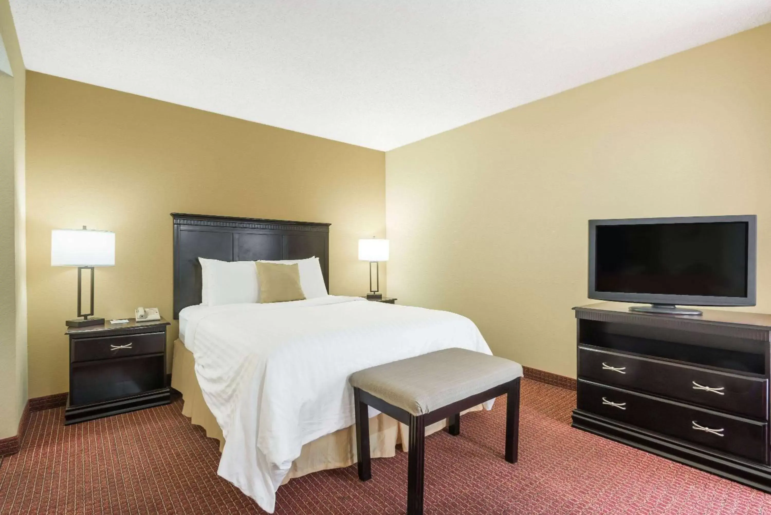 Photo of the whole room, Bed in Hawthorn Suites Dayton North