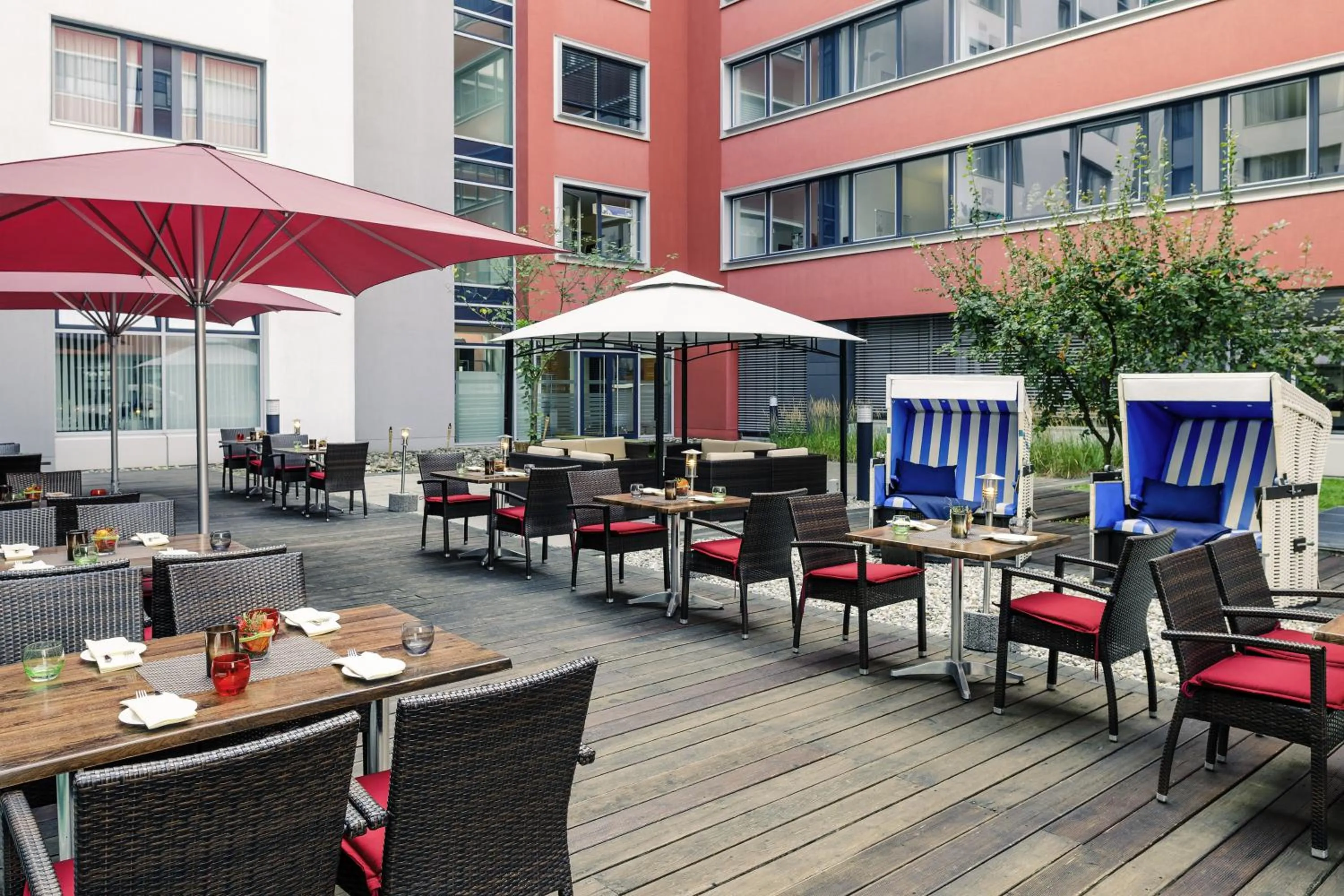 Restaurant/places to eat in Mercure Hotel Frankfurt Eschborn Helfmann-Park