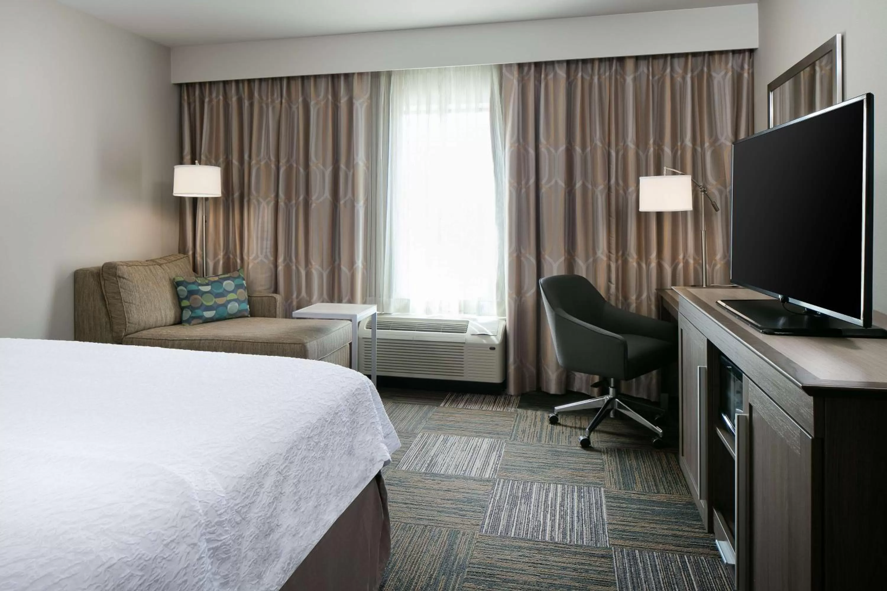 Bed in Hampton Inn & Suites Mason City, IA