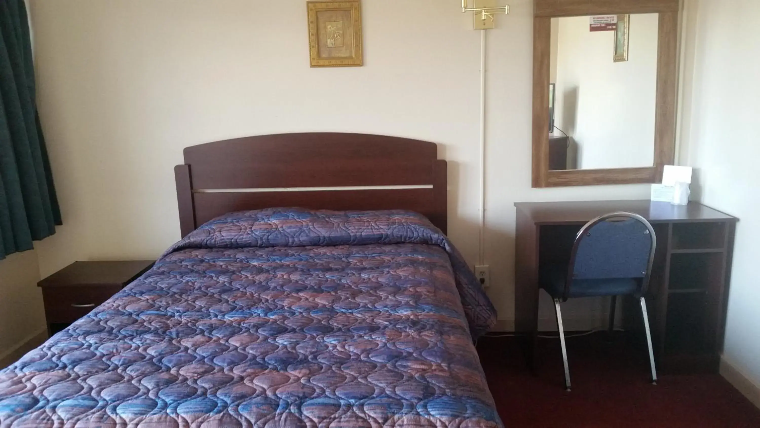 Photo of the whole room, Bed in Swiss Cottage Inn