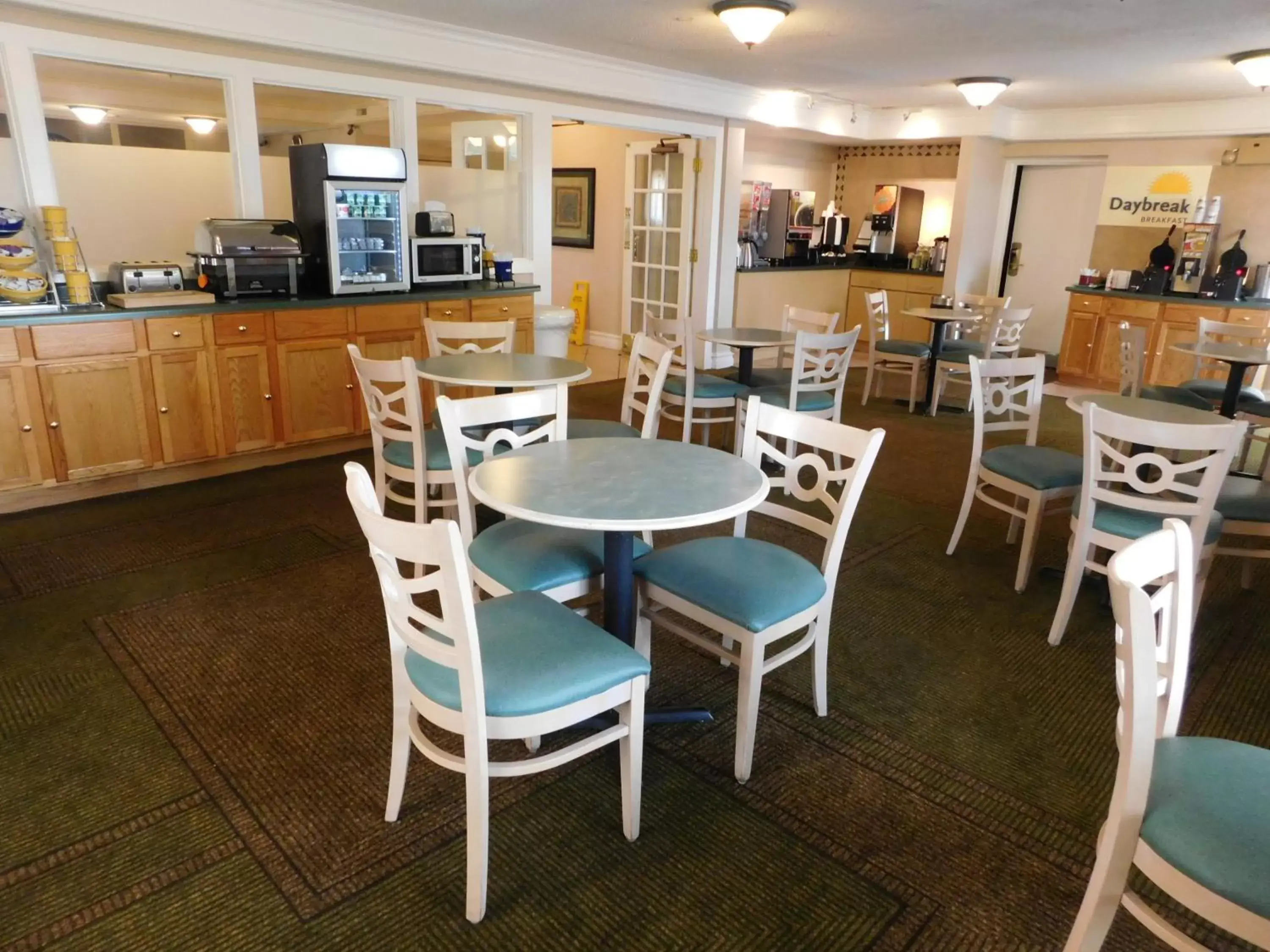 Continental breakfast, Restaurant/Places to Eat in Days Inn & Suites by Wyndham Arlington Heights