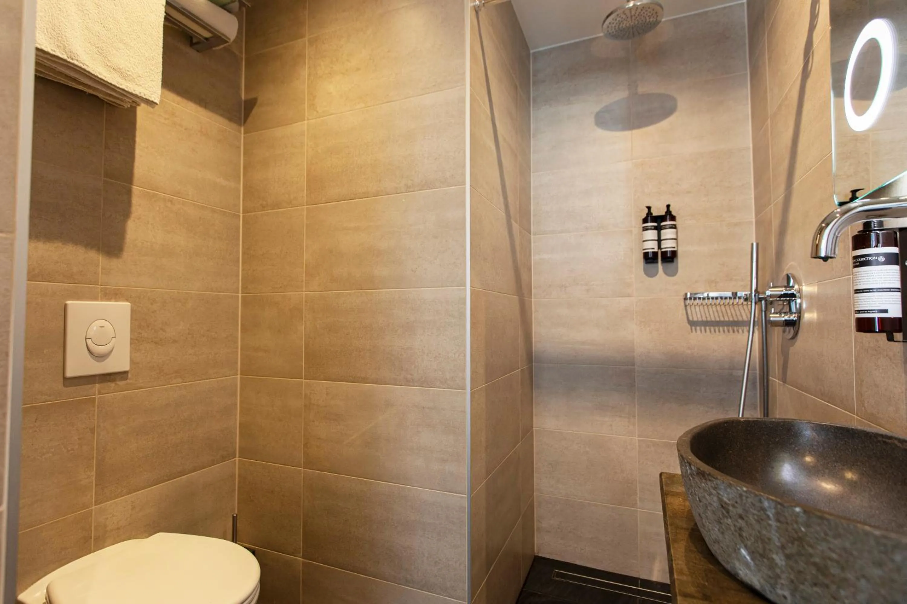 Bathroom in Quentin Golden Bear Hotel