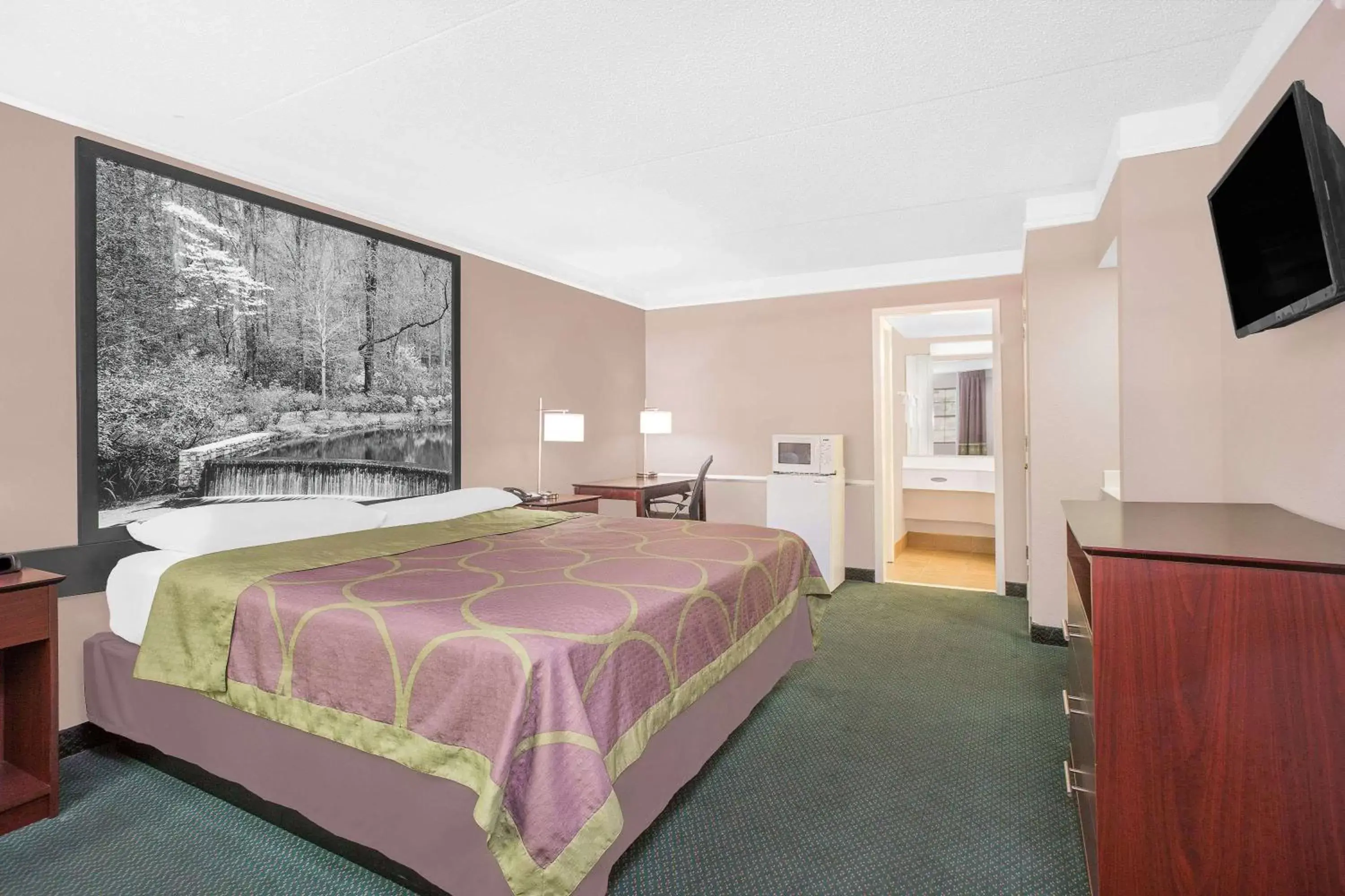 Photo of the whole room, Bed in Super 8 by Wyndham Austell/Six Flags