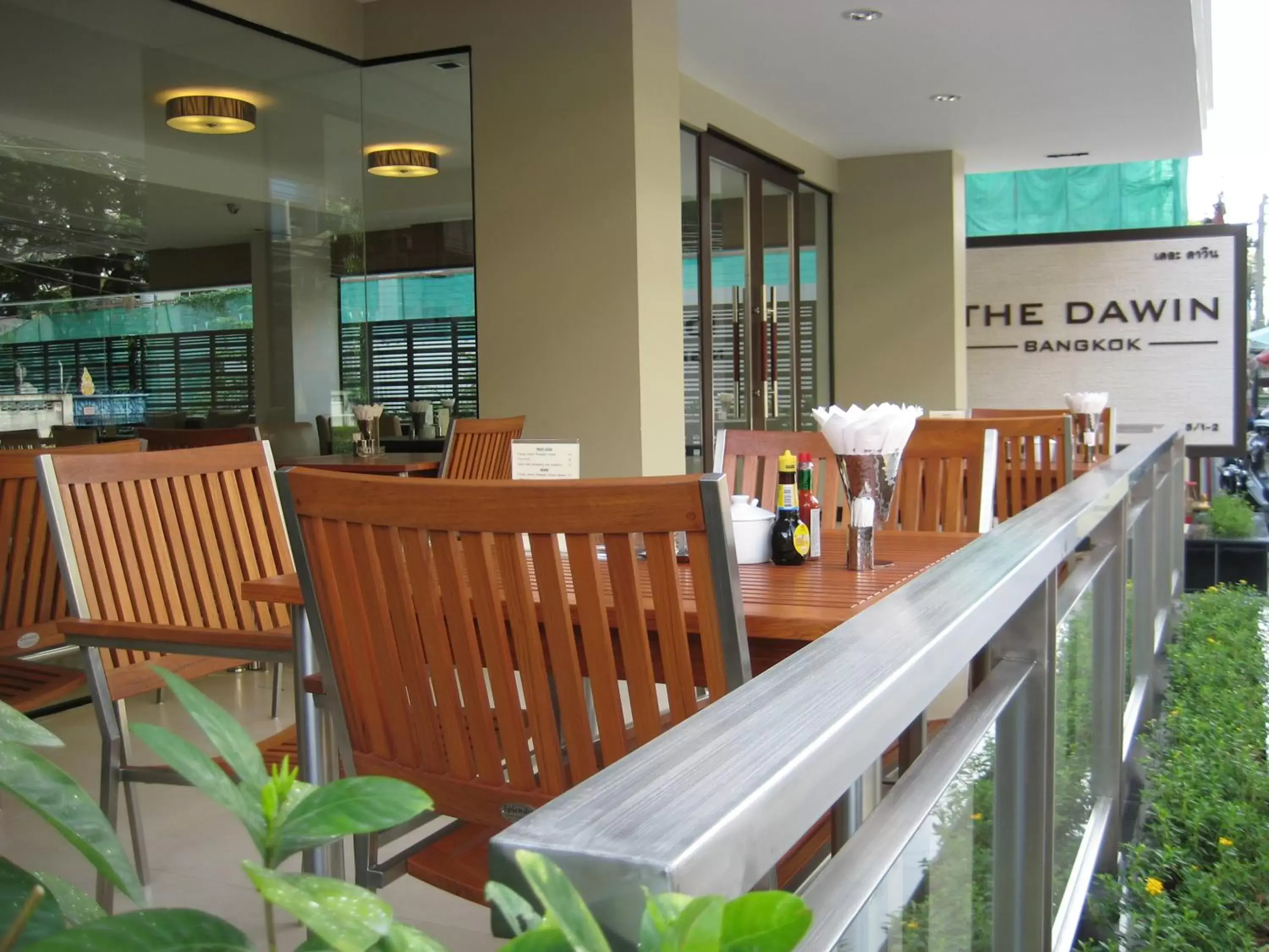 Restaurant/Places to Eat in The Dawin Hotel