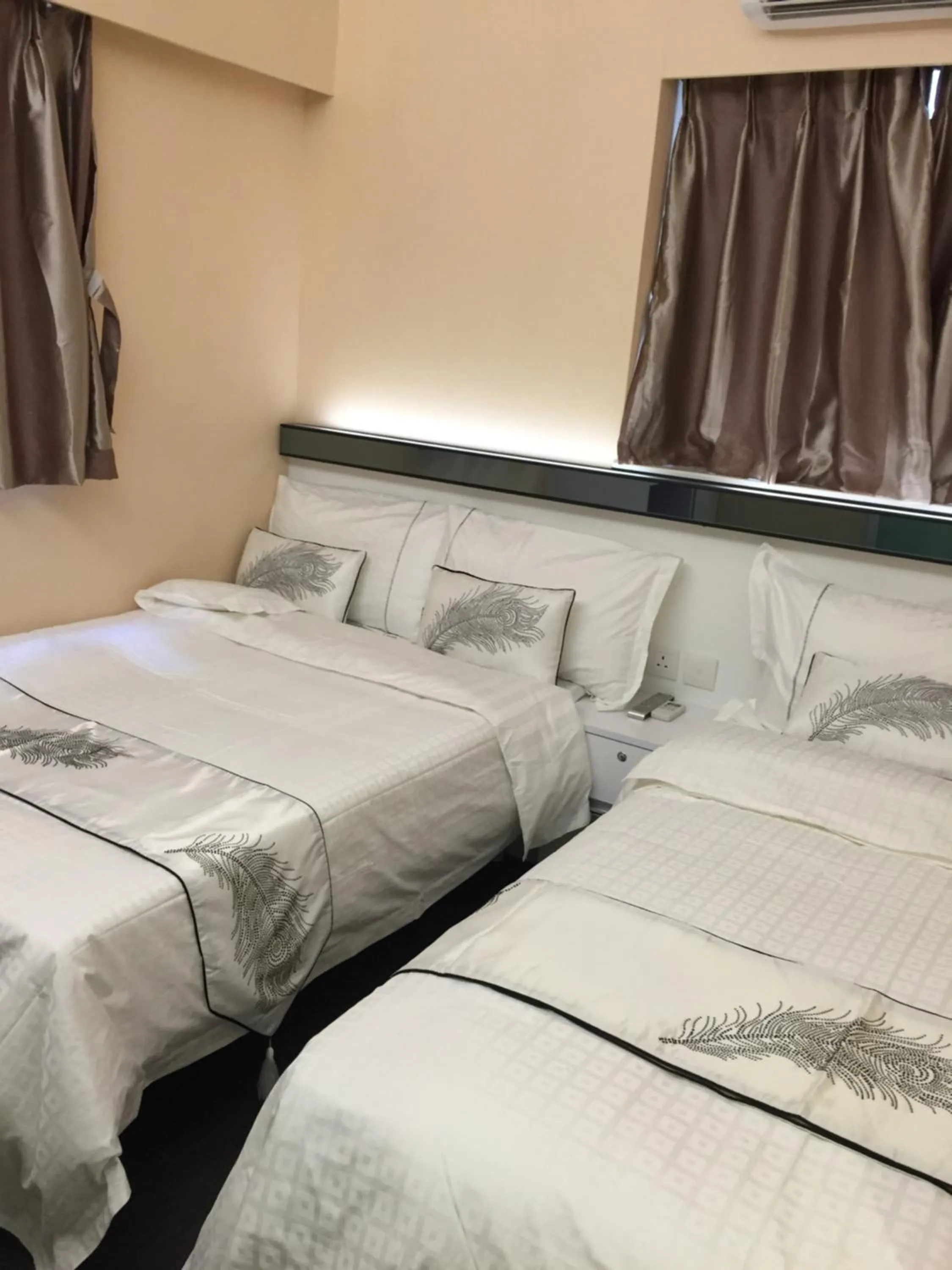 Bed in Seasons Hotel - Causeway Bay