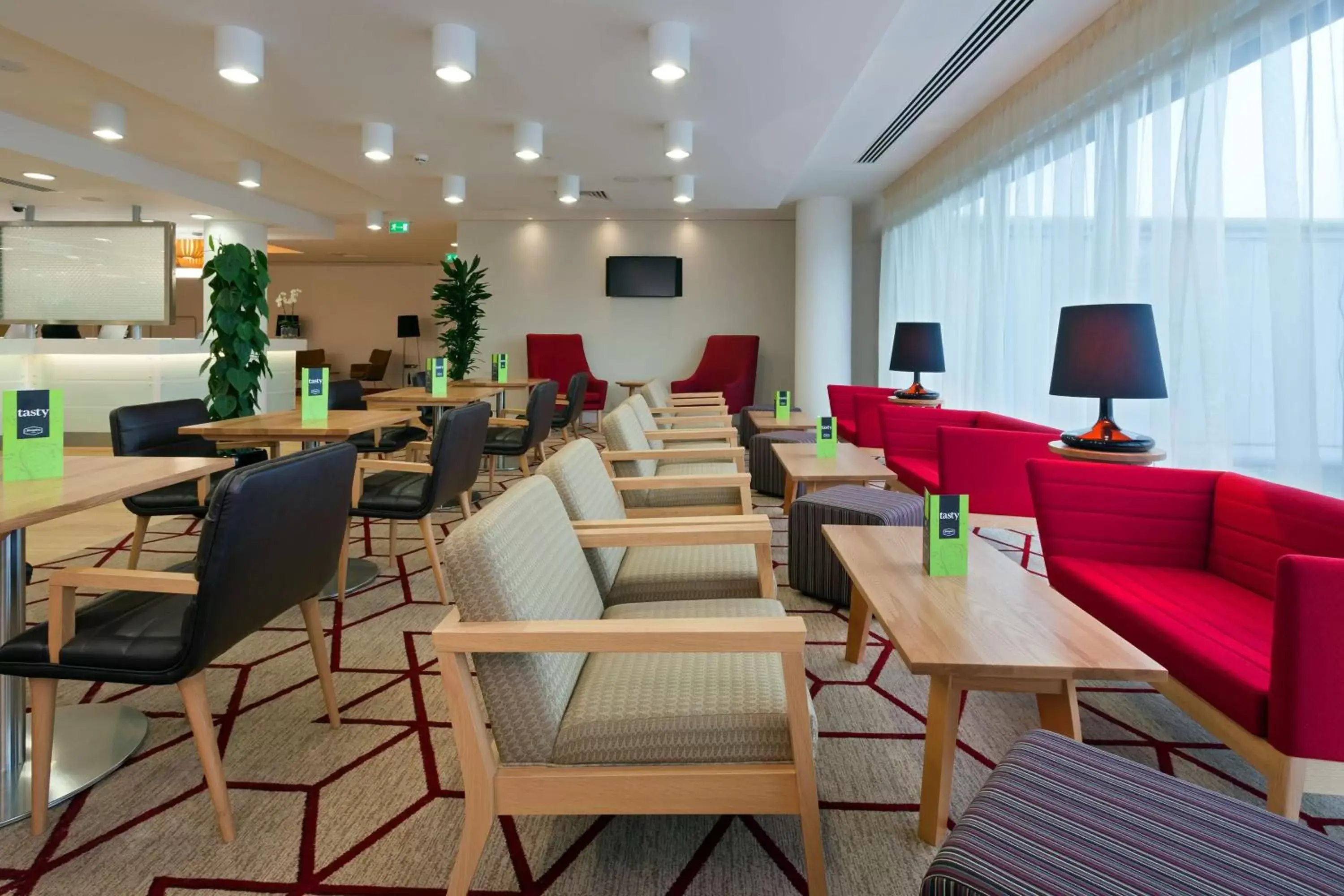 Lobby or reception, Restaurant/Places to Eat in Hampton by Hilton London Gatwick Airport