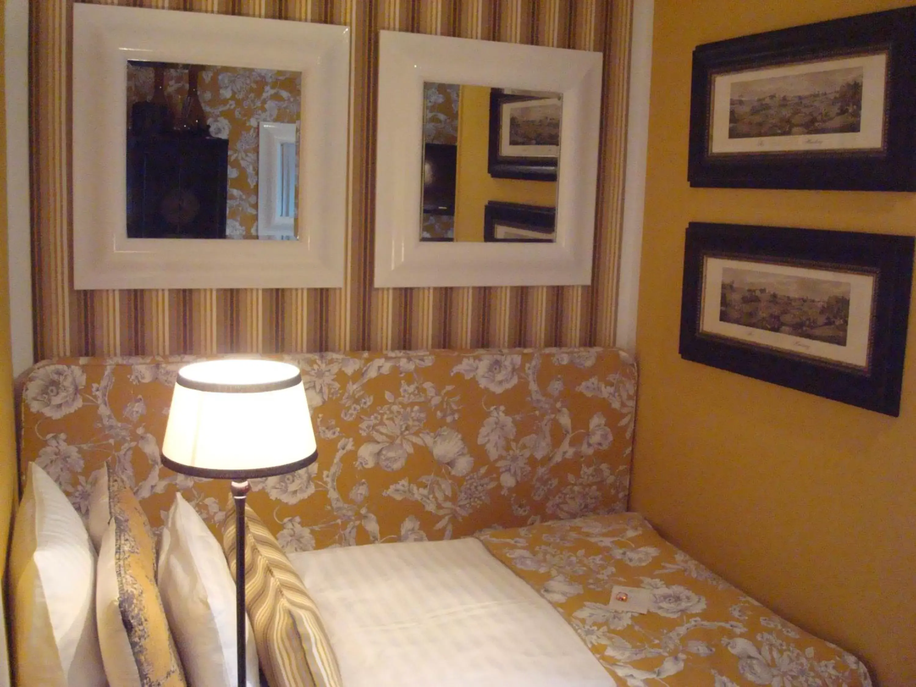 Photo of the whole room, Bed in Hotel Sir & Lady Astor