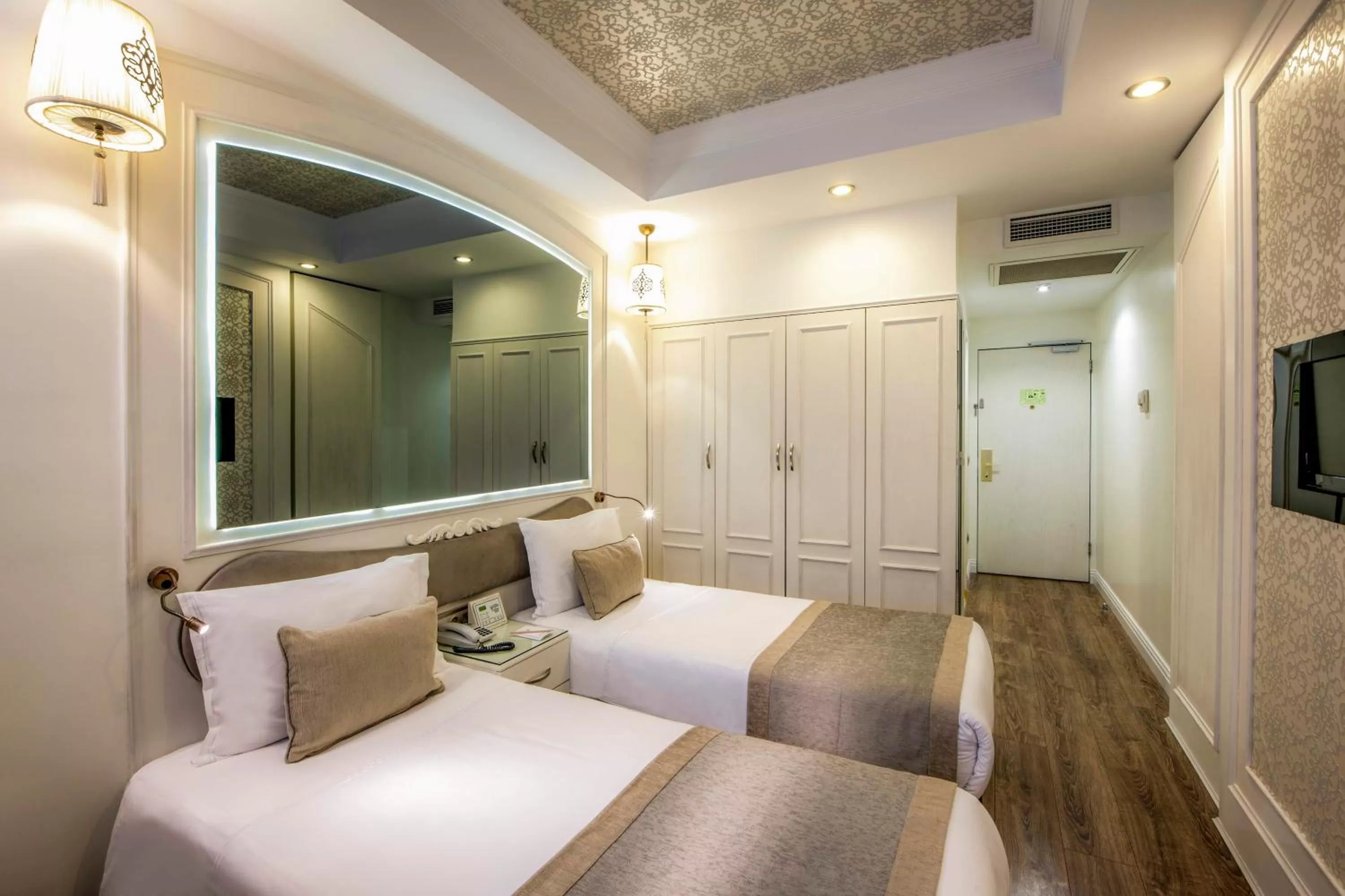 Bathroom, Bed in Hotel Yasmak Sultan