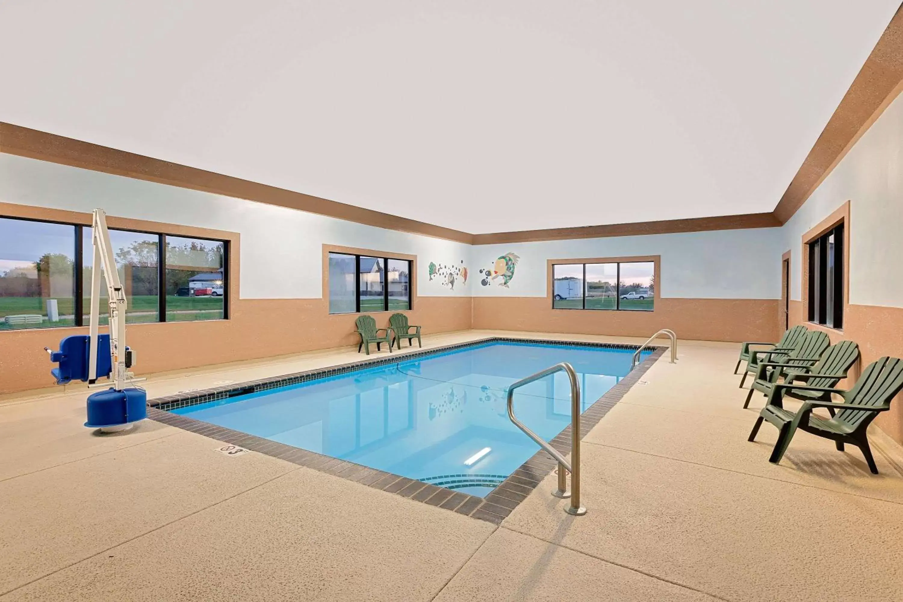 On site, Swimming Pool in Howard Johnson by Wyndham Waterloo/Cedar Falls