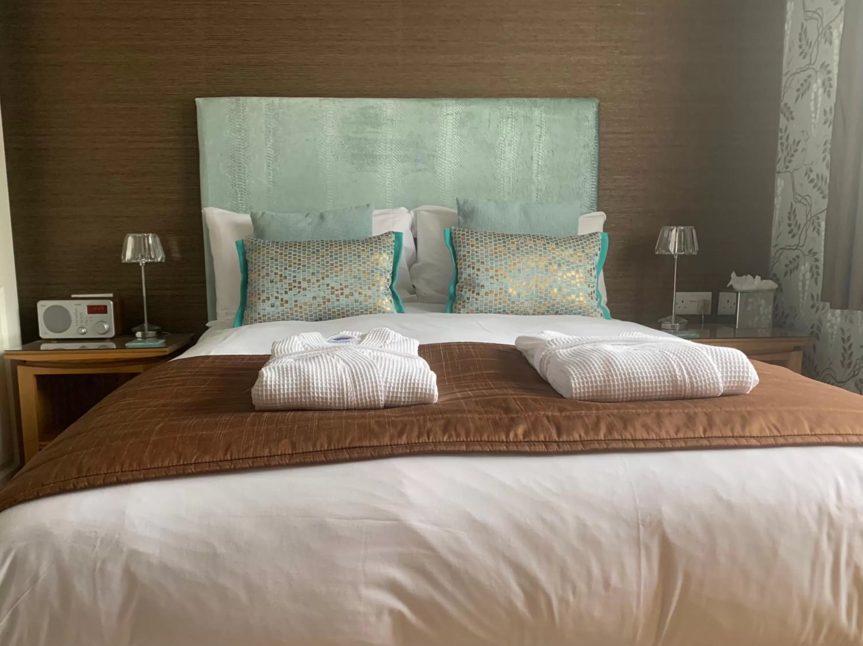 Bed in Ramsey House - Luxury Licensed B&B - Parking and Guest Lounge