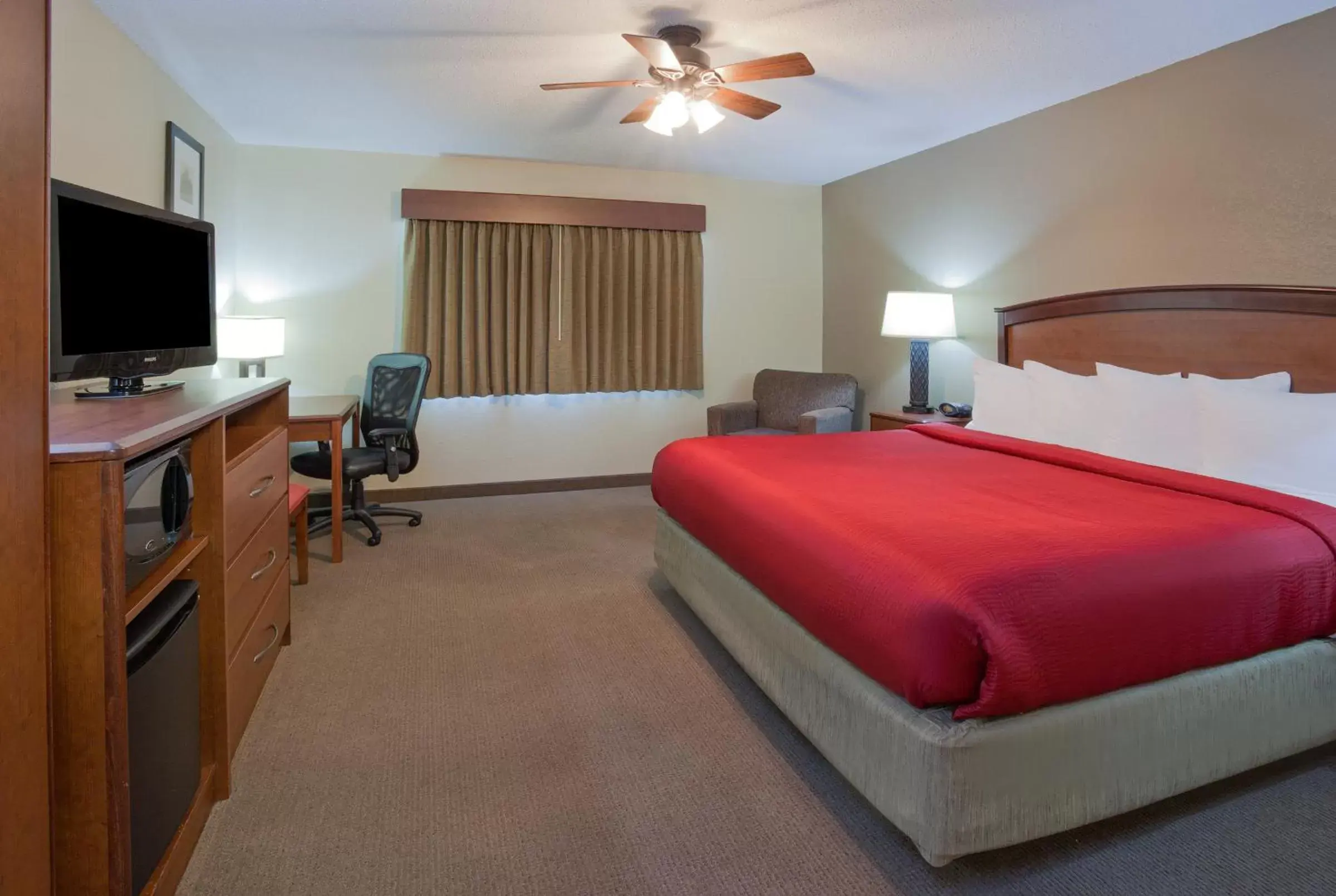 Bedroom, TV/Entertainment Center in AmericInn by Wyndham Roseau