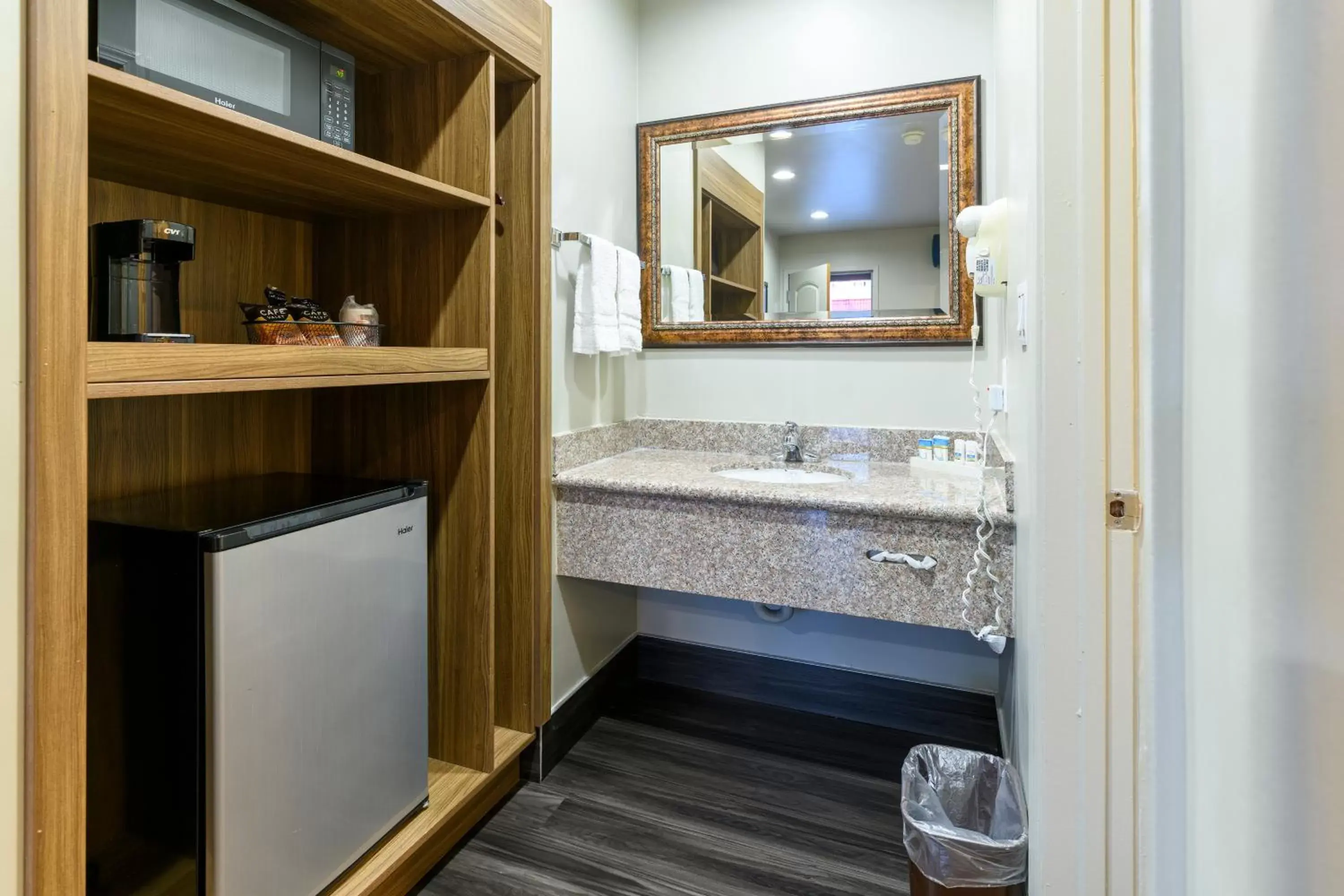 Bathroom, Kitchen/Kitchenette in Hyland Motel Brea