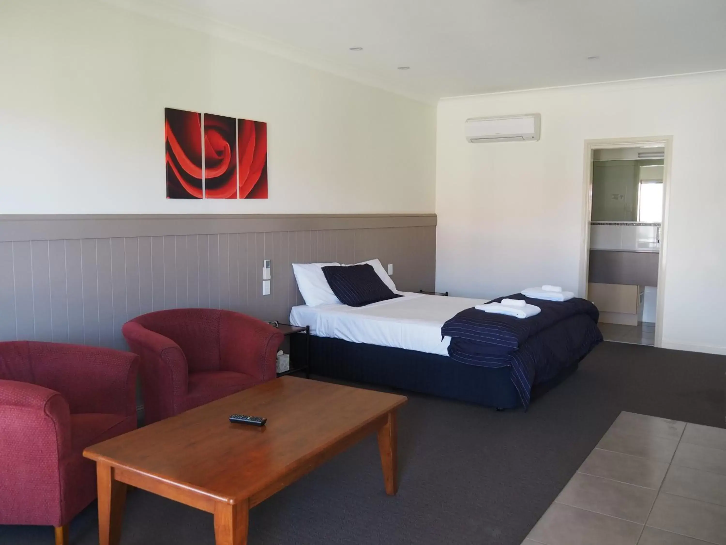 Living room, Bed in Pittsworth Motor Inn