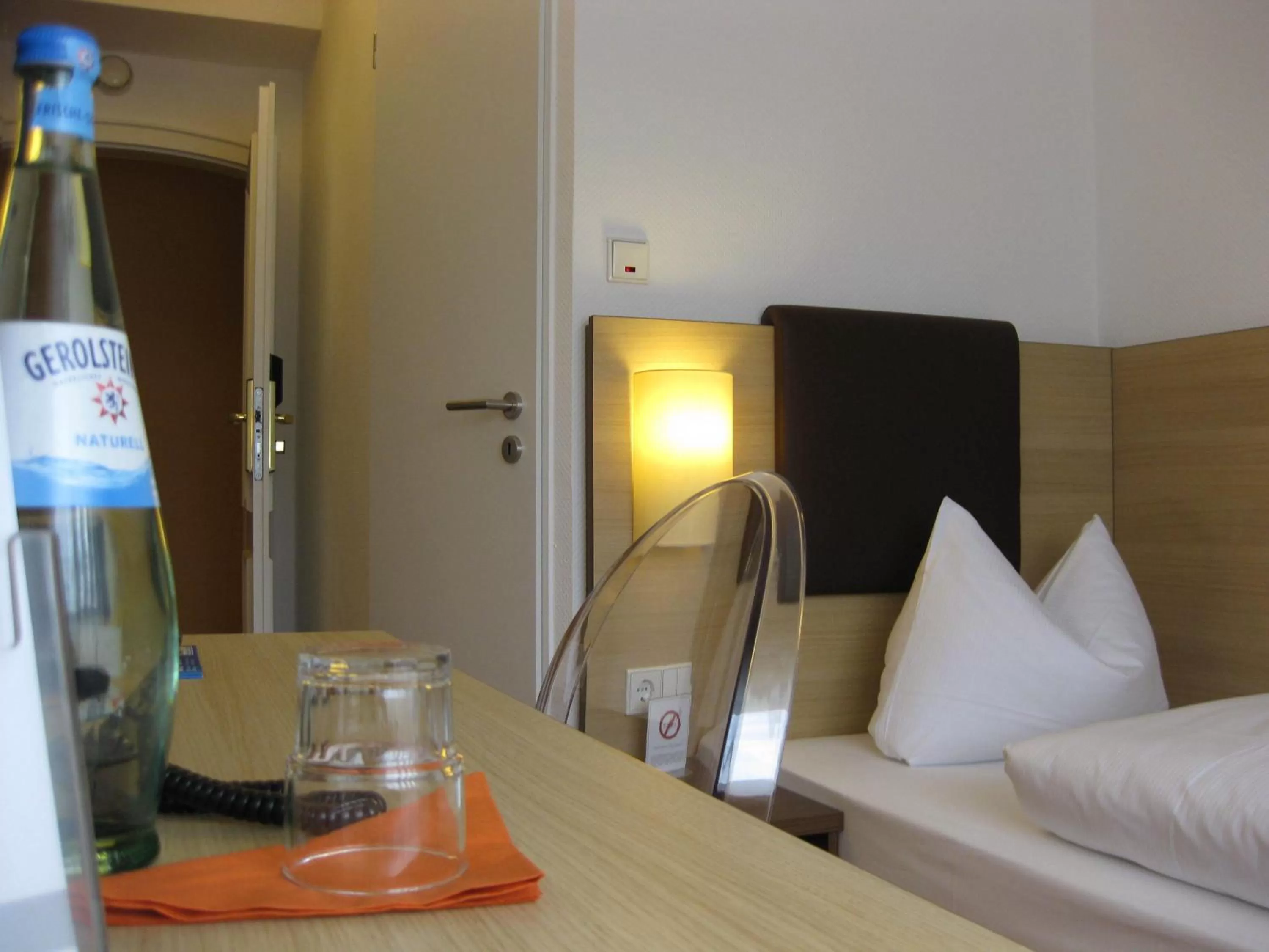 Photo of the whole room, Bed in Hotel Flandrischer Hof