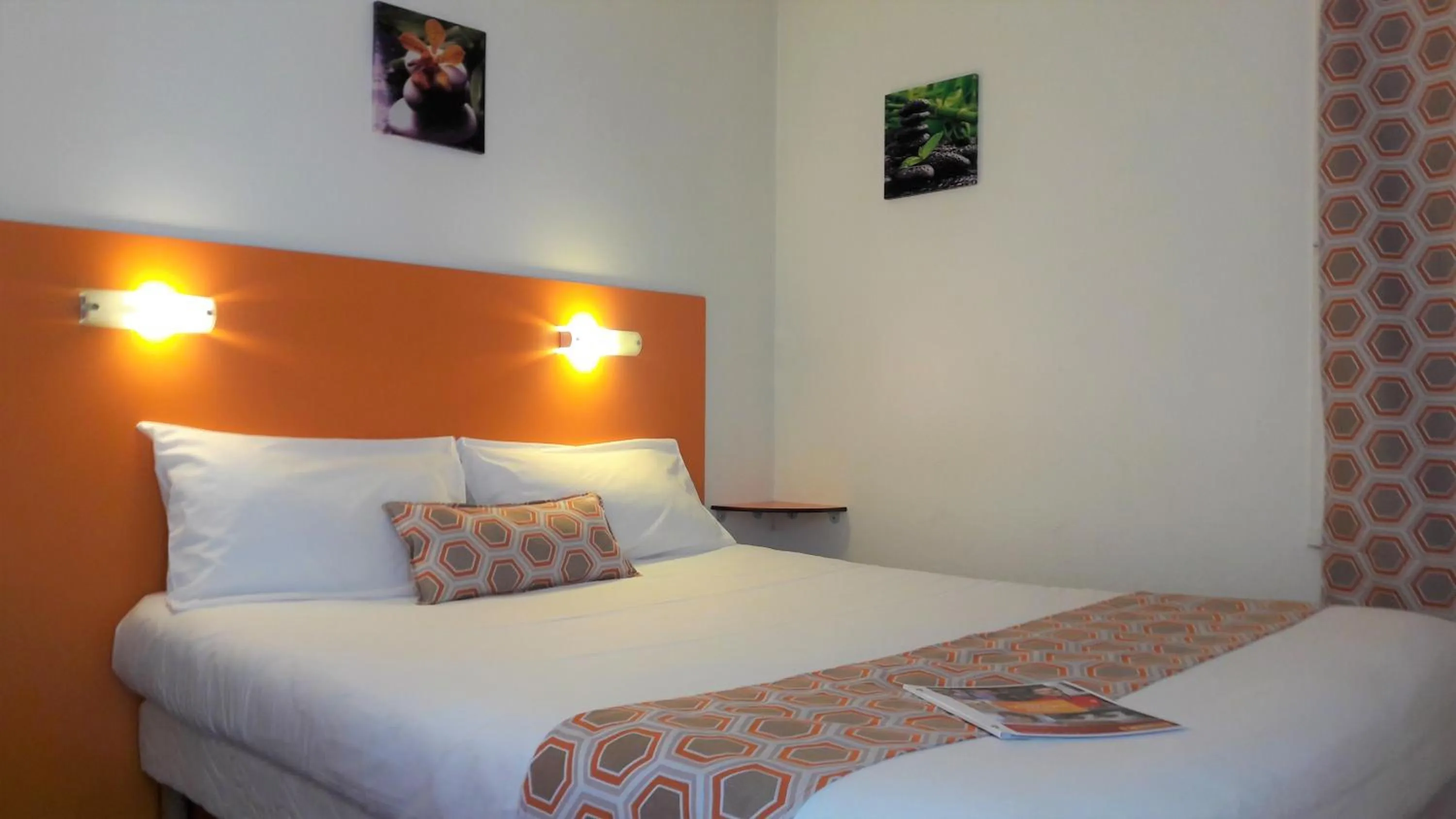 Photo of the whole room, Bed in initial by balladins Bordeaux / Eysines