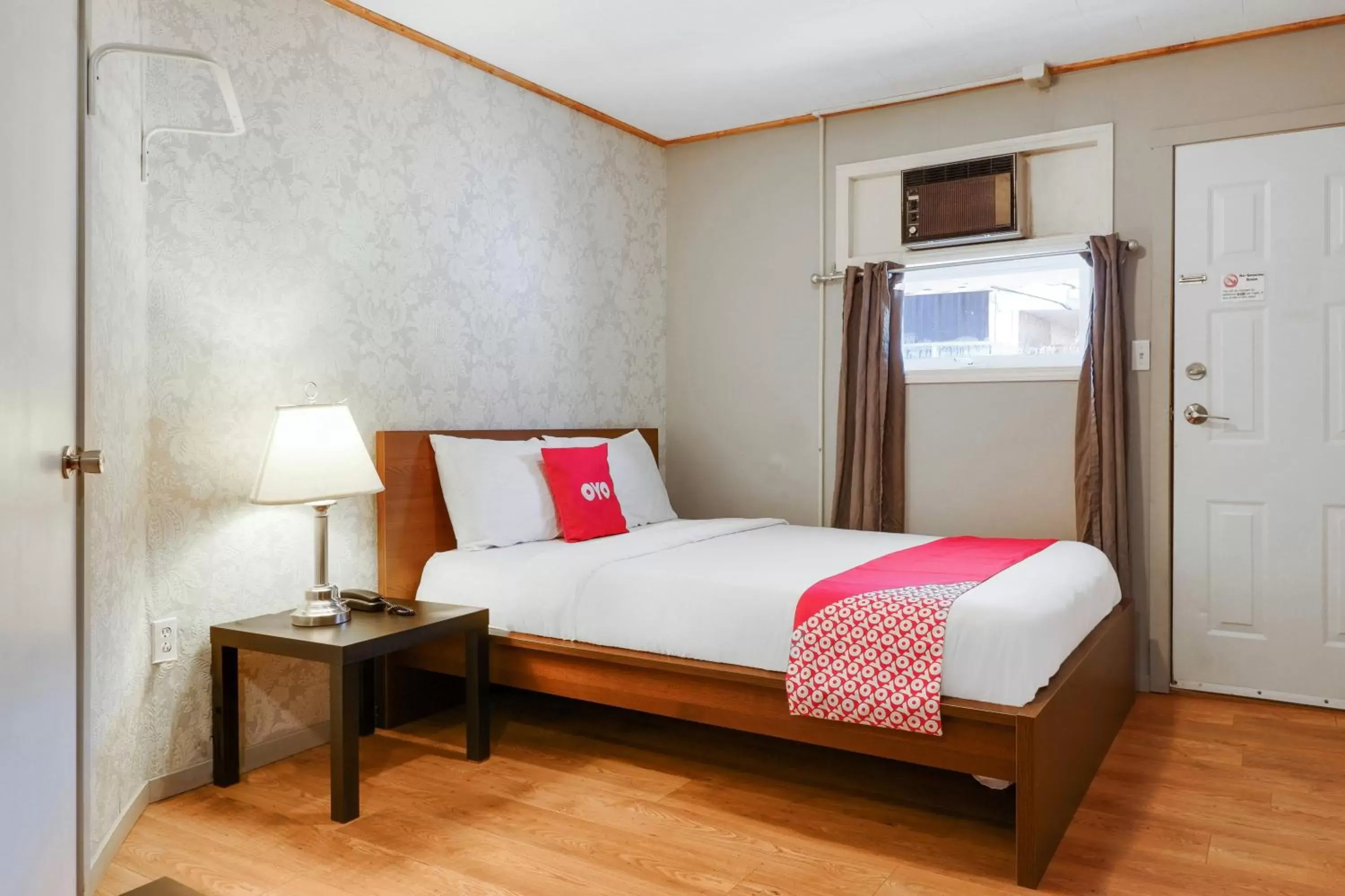 Bedroom, Bed in Hotel Bethel - Fort MacLeod, AB