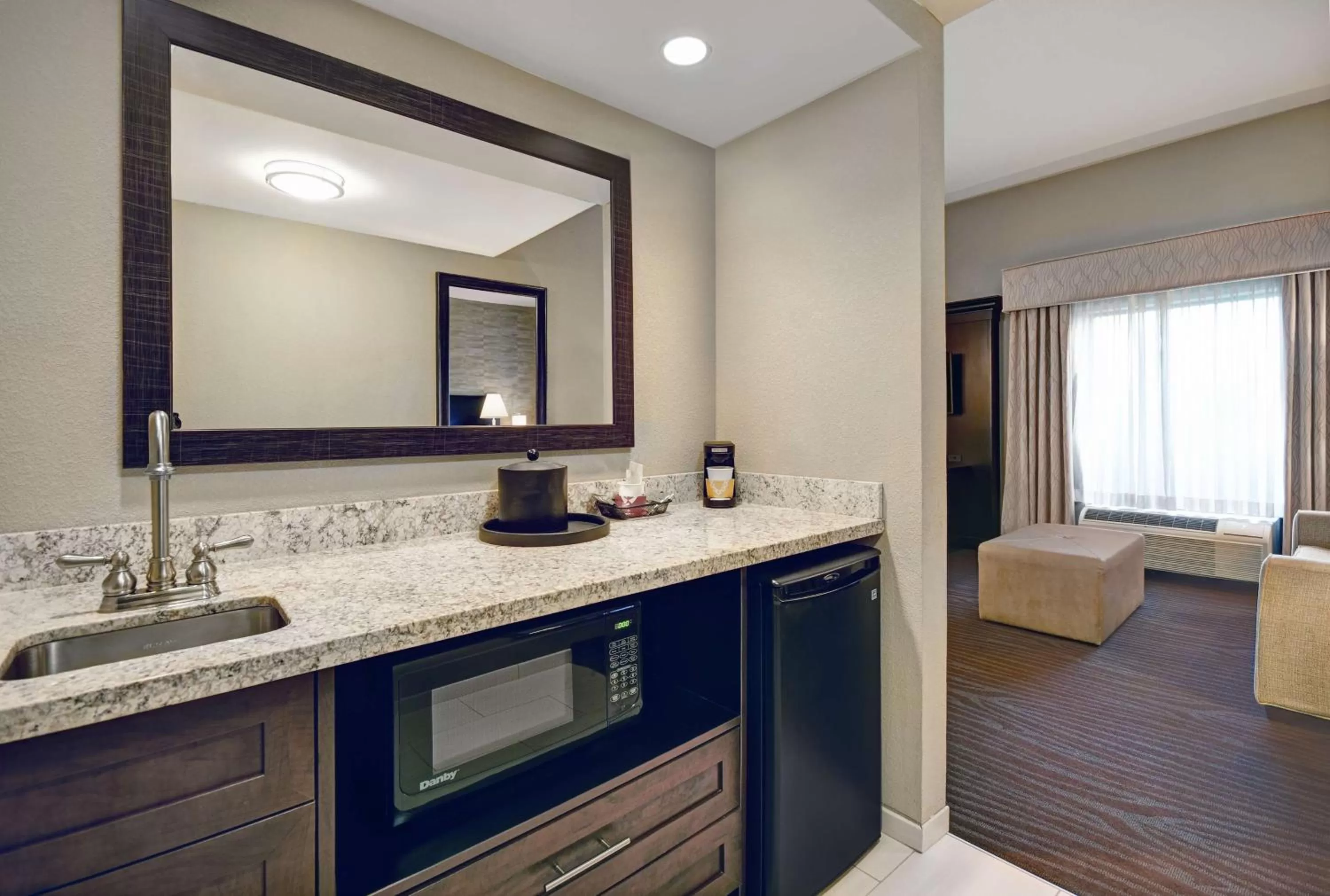 Kitchen or kitchenette in Hampton Inn and Suites Robbinsville