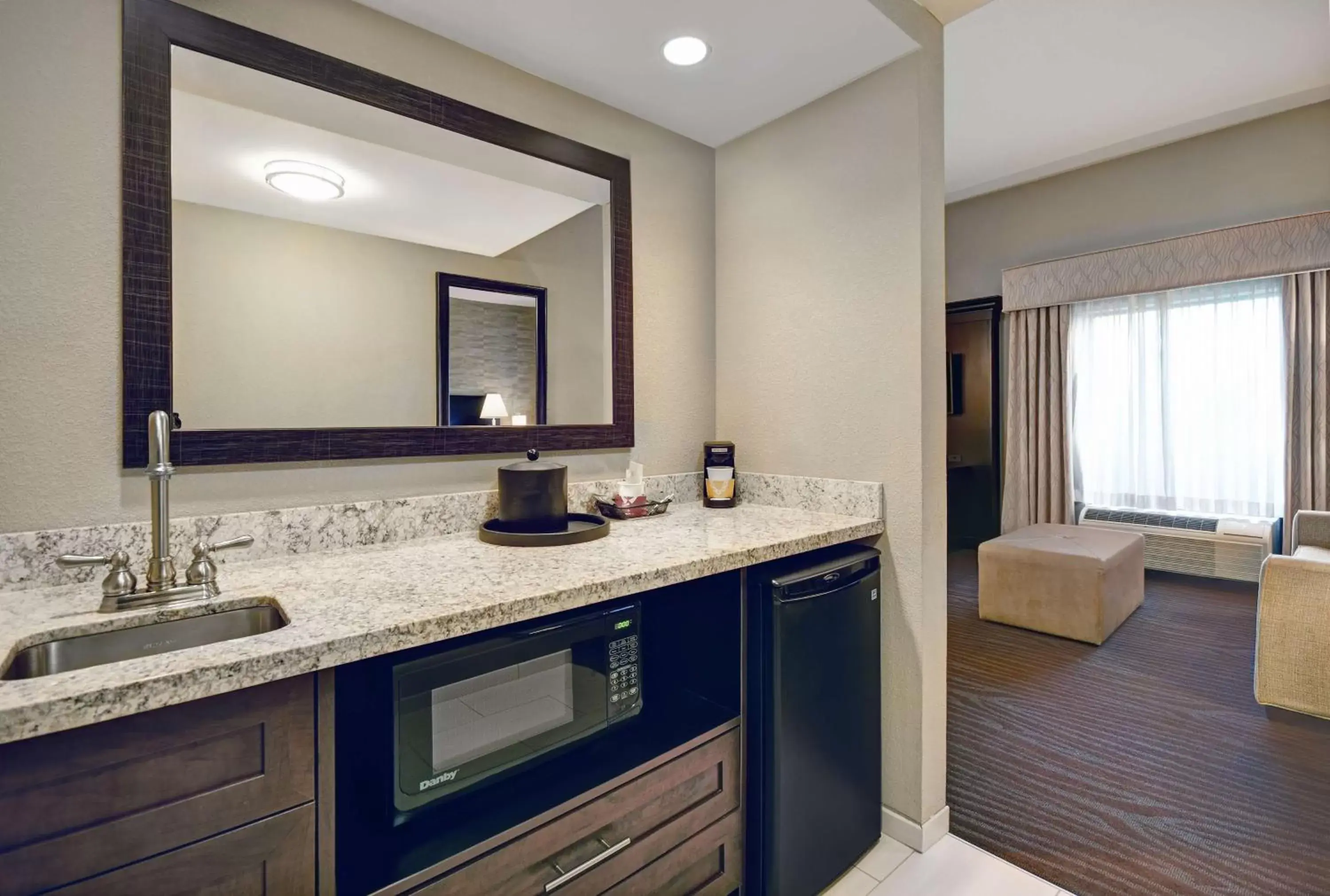 Kitchen or kitchenette, Bathroom in Hampton Inn and Suites Robbinsville