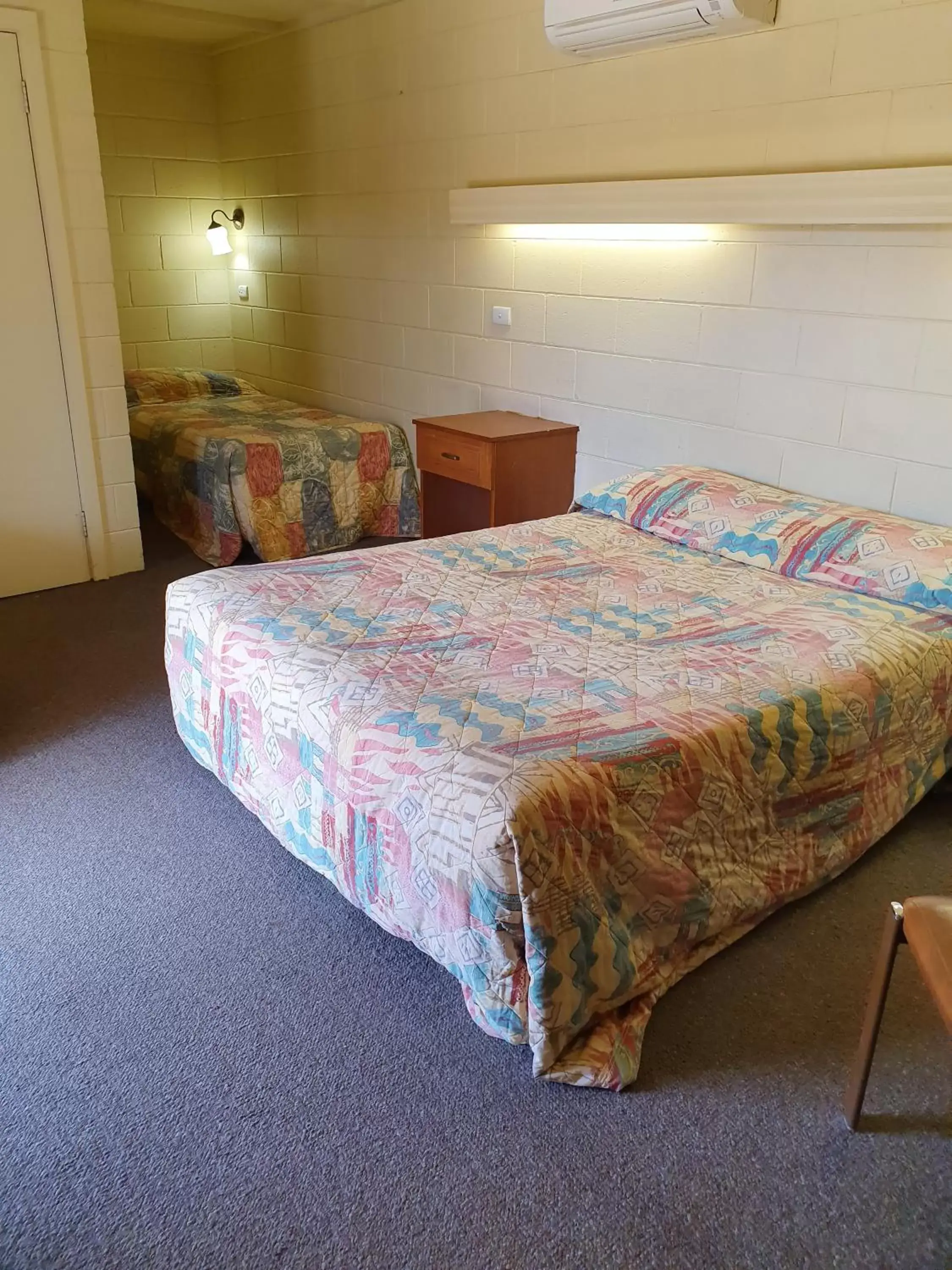 Bed in Opal Inn Hotel, Motel, Caravan Park