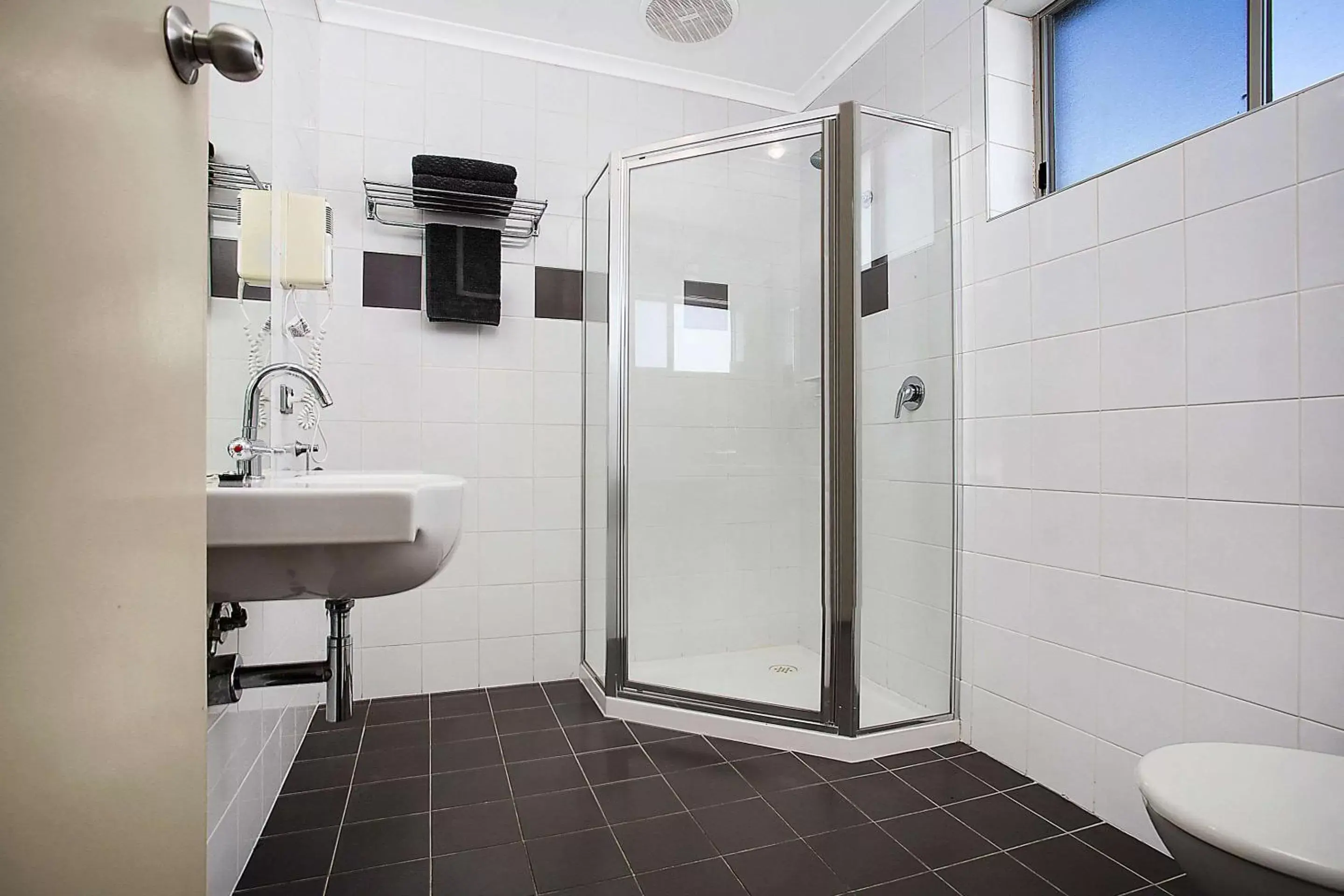 Bathroom in Comfort Inn on Raglan