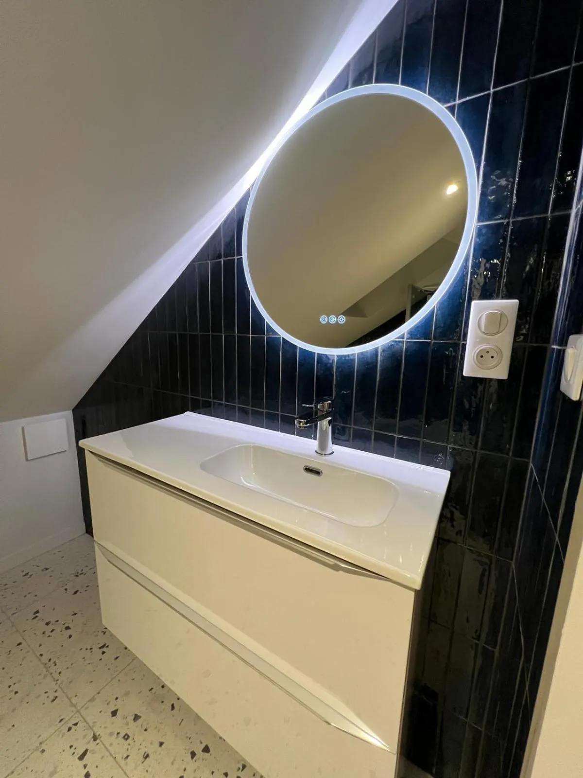 Bathroom in Hôtel du Château Dinan - Originals Boutique