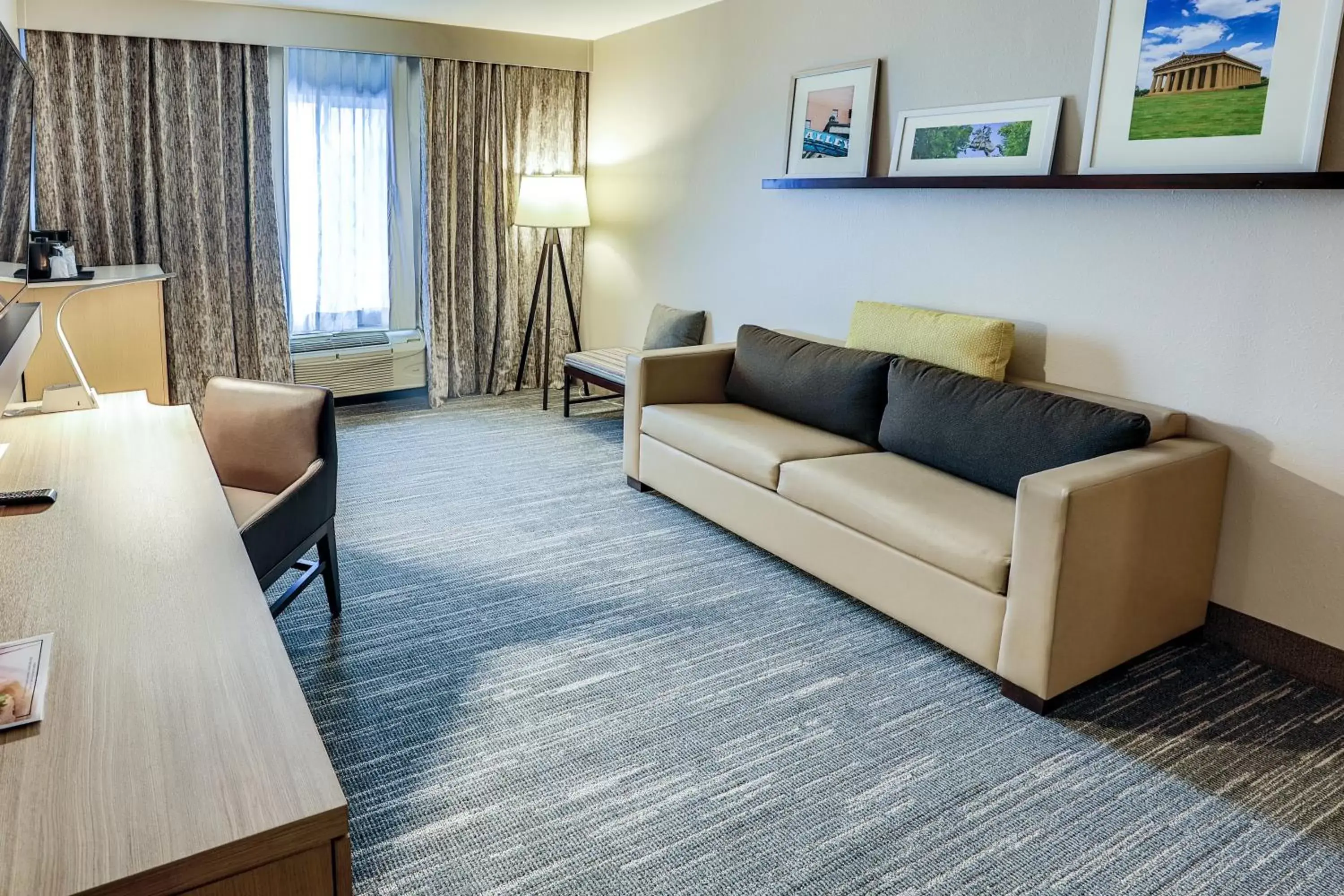 Seating Area in Country Inn & Suites by Radisson, Nashville Airport, TN