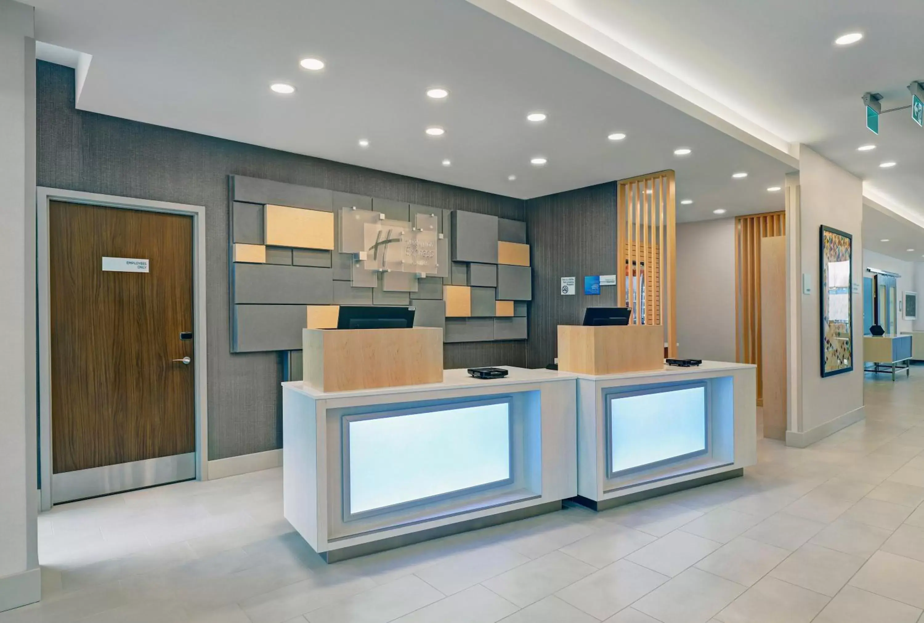 Property building, Lobby/Reception in Holiday Inn Express & Suites - Collingwood