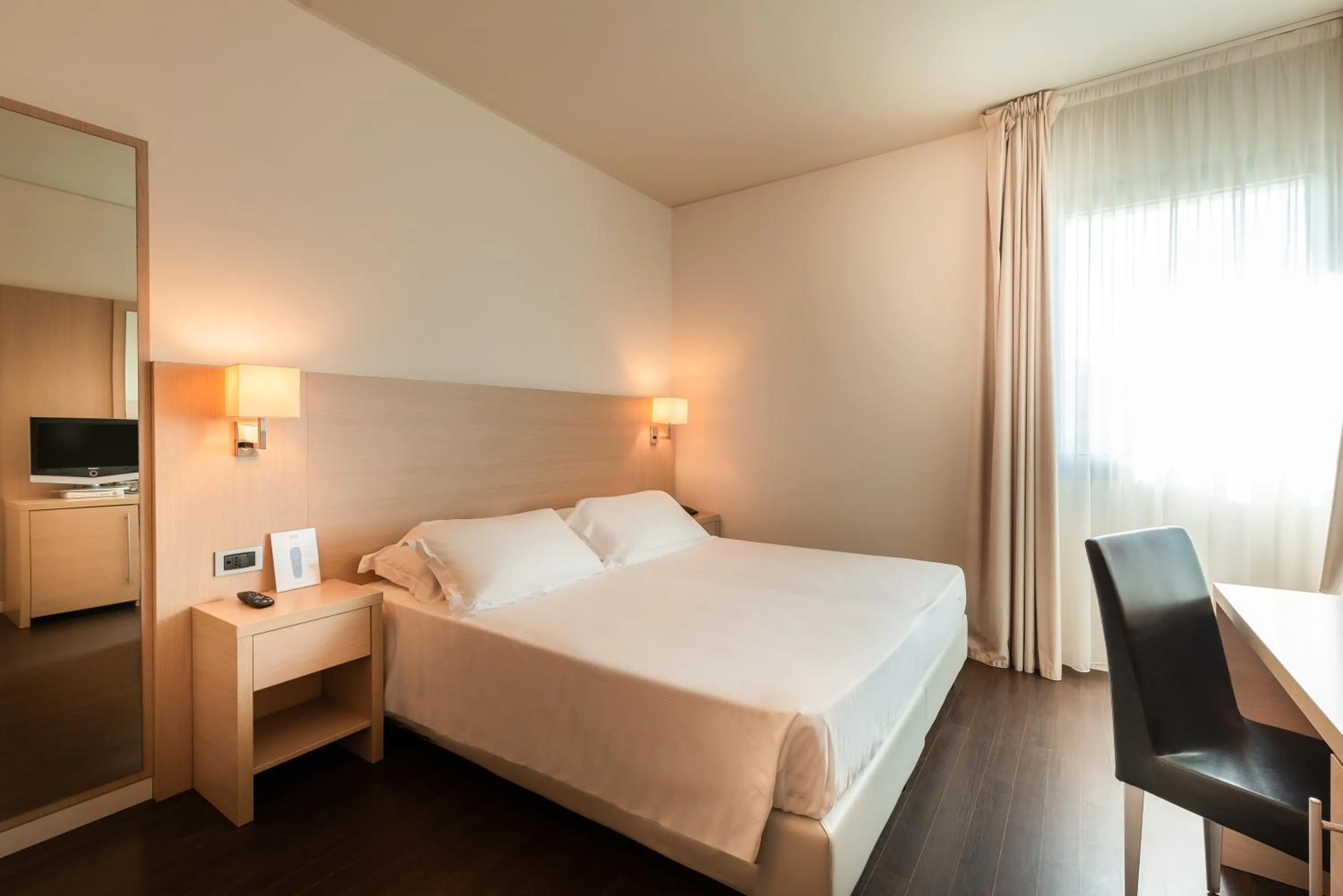 Bedroom, Bed in Hotel Baia Flaminia