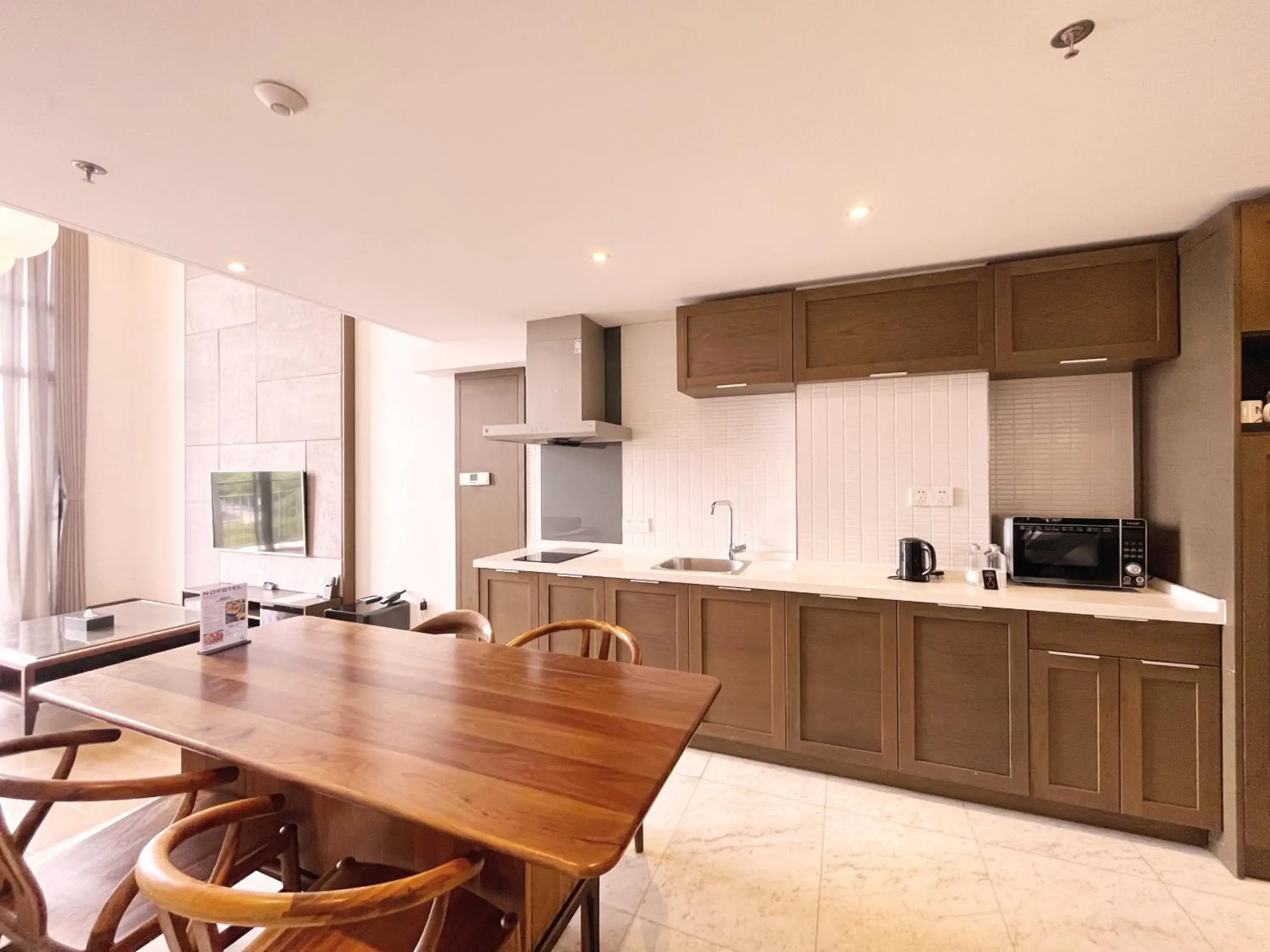 Dining area, Kitchen/Kitchenette in Novotel Suites Shanghai Hongqiao