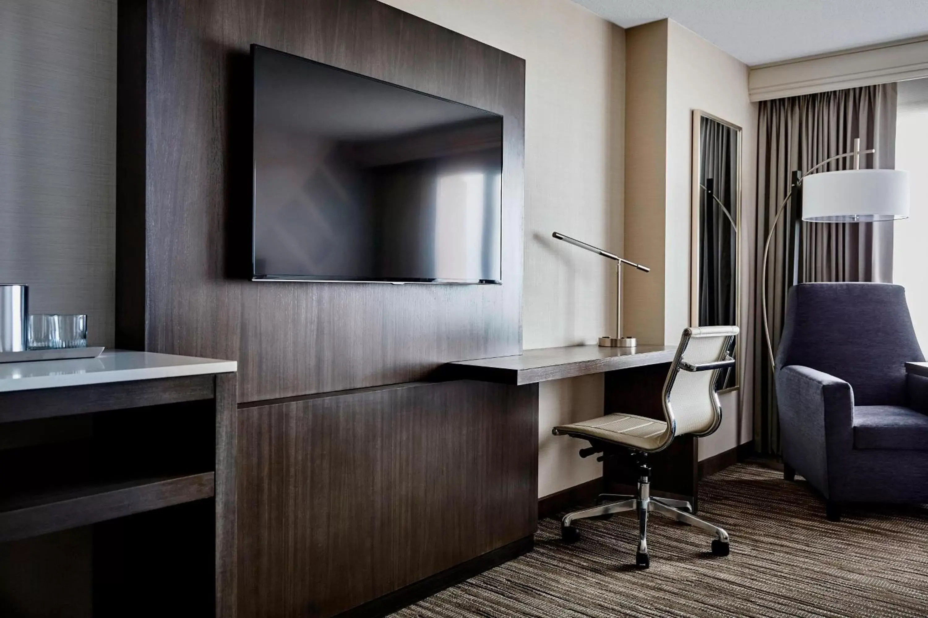 Photo of the whole room, TV/Entertainment Center in San Francisco Airport Marriott Waterfront