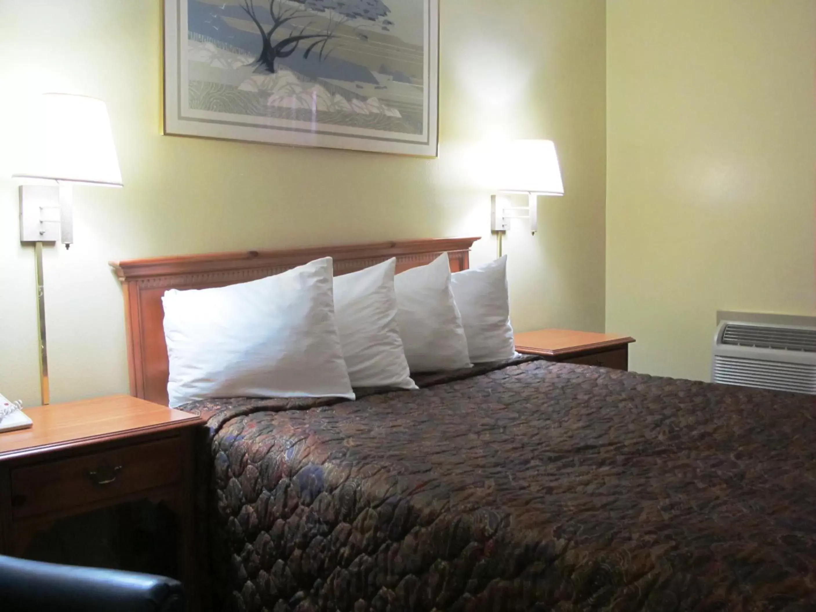 Bed in Days Inn by Wyndham Medford