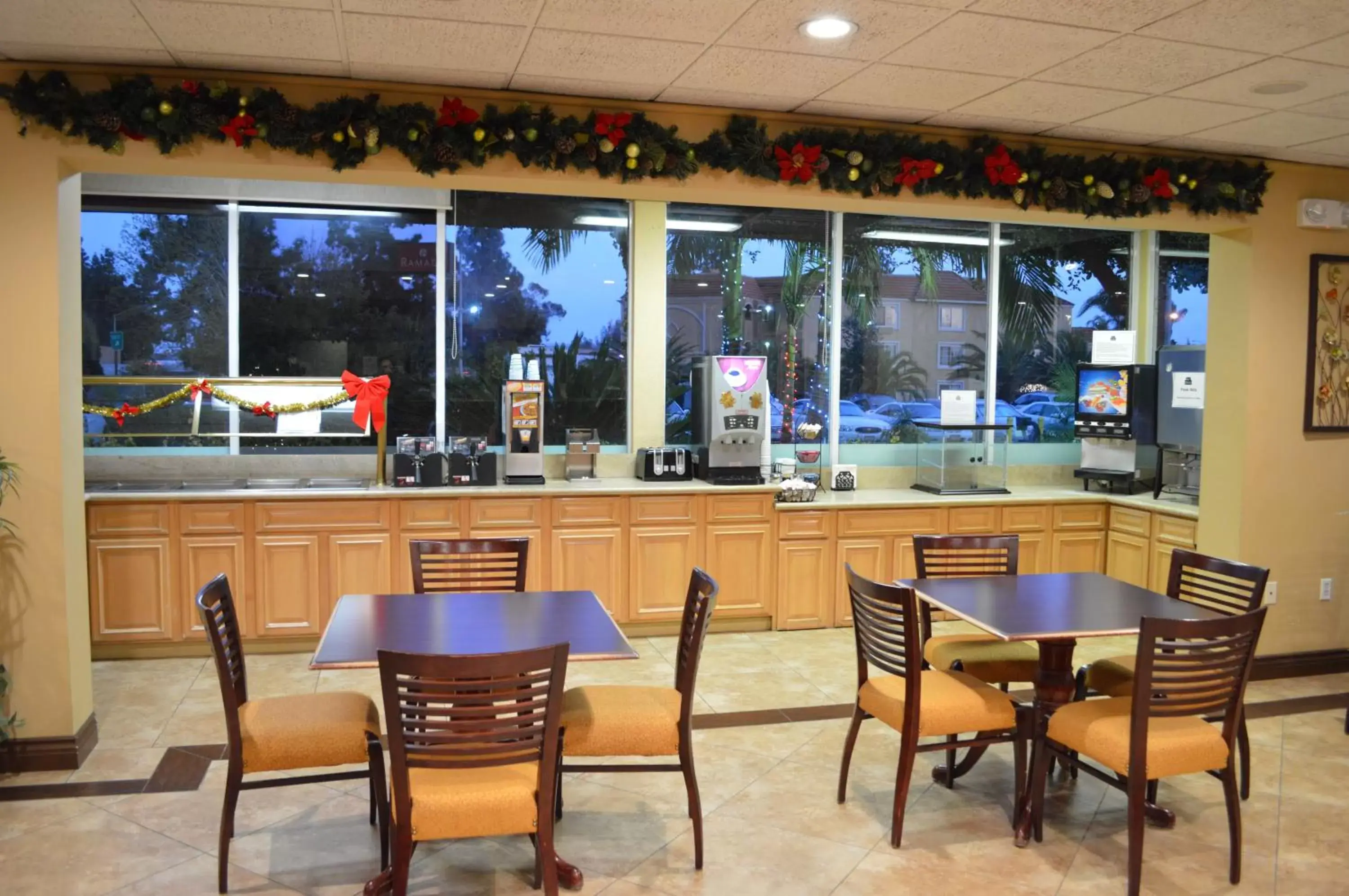 Continental breakfast, Restaurant/Places to Eat in Ontario Airport Inn