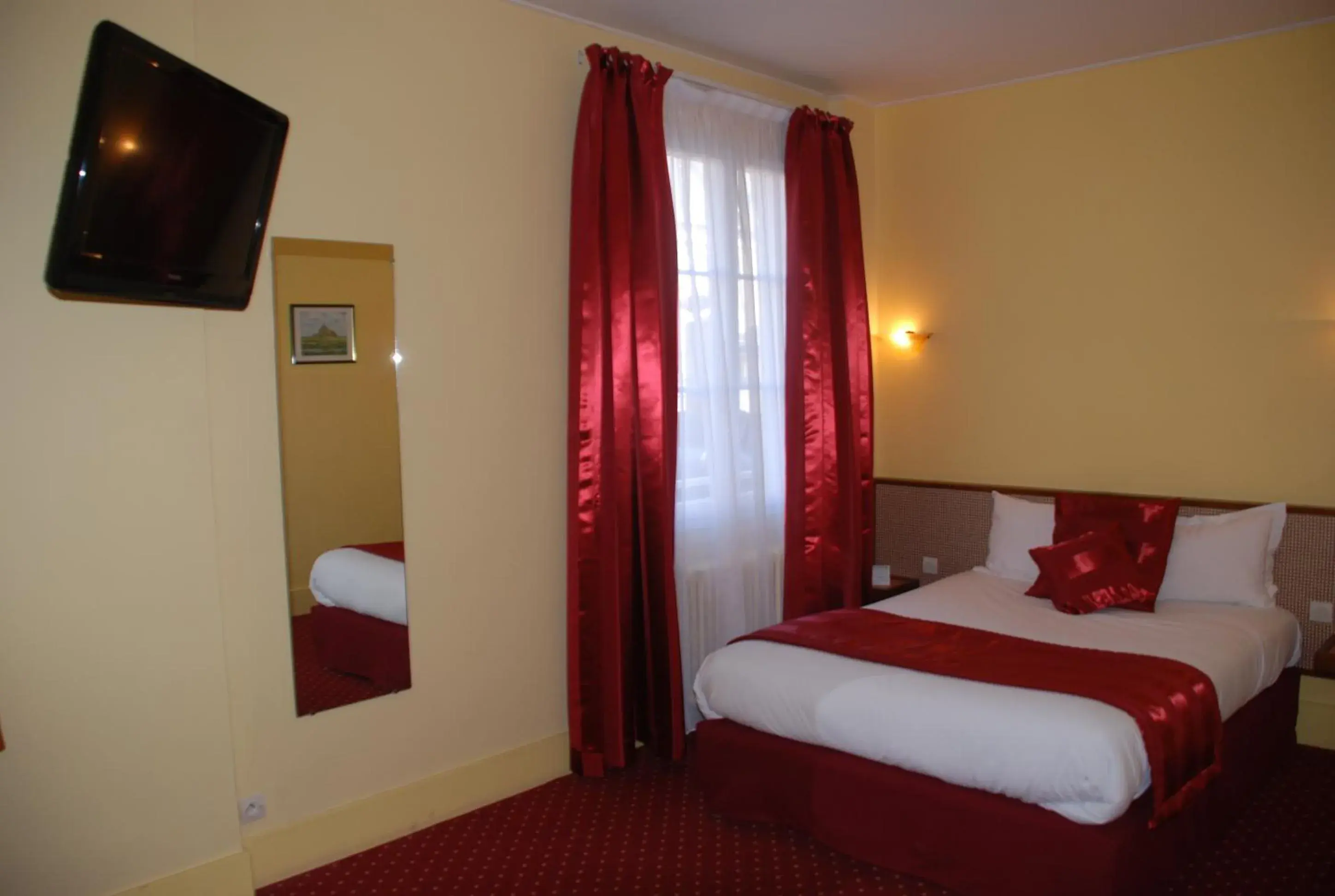 Photo of the whole room, Bed in The Originals City, Hotel Cathedrale, Lisieux (Inter-Hotel)