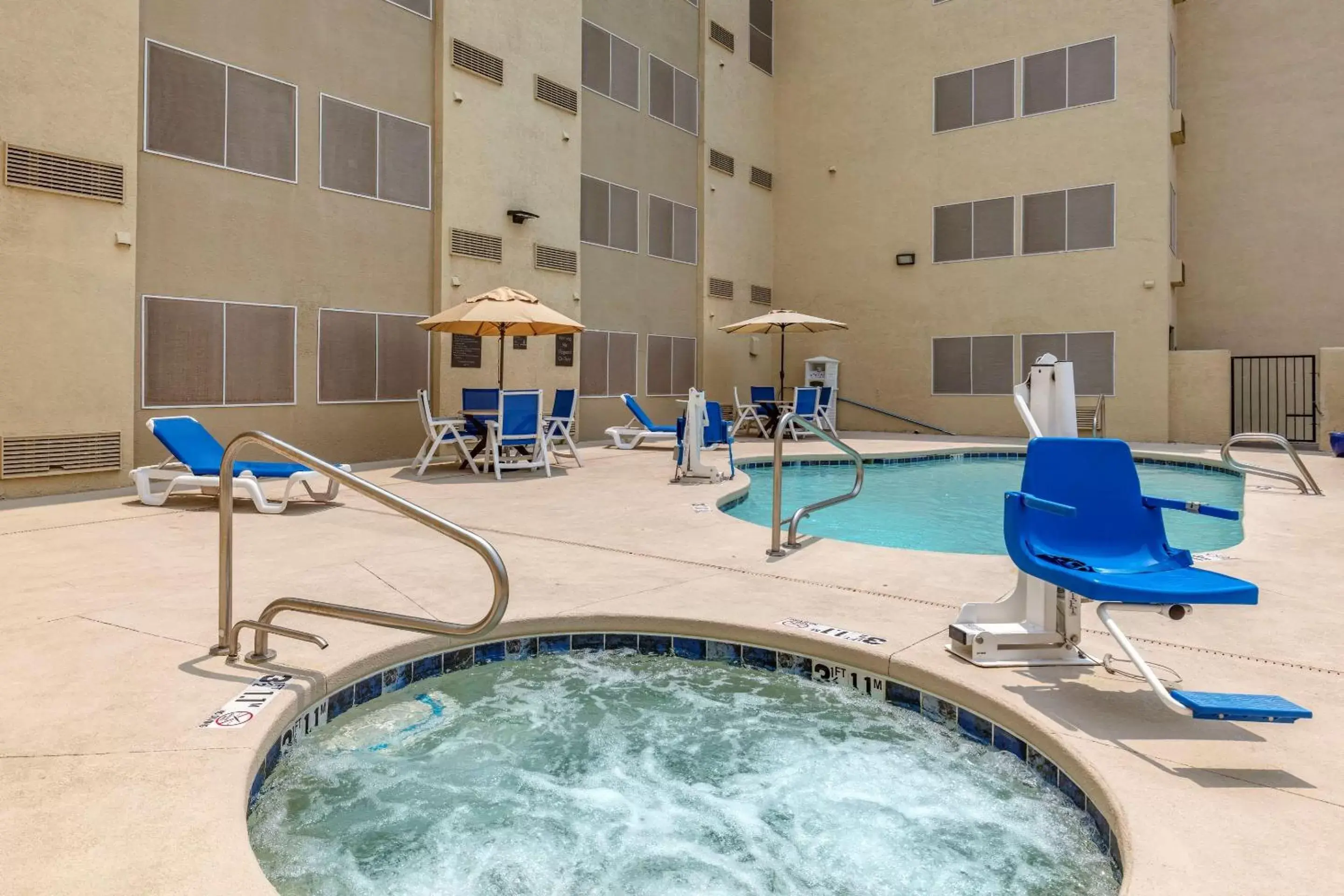 Swimming Pool in Comfort Inn & Suites Albuquerque Downtown