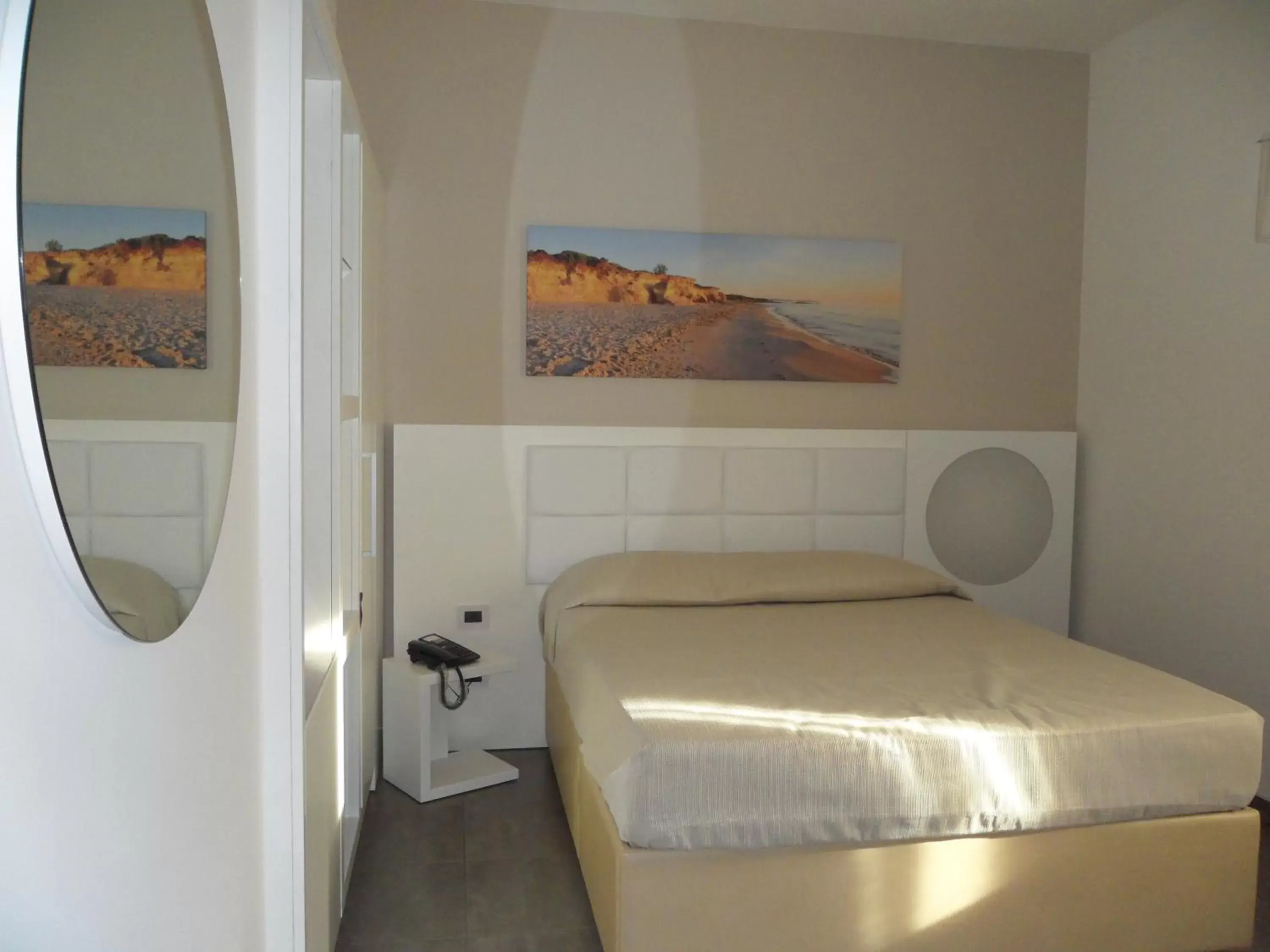 Photo of the whole room, Bed in Motel S.16