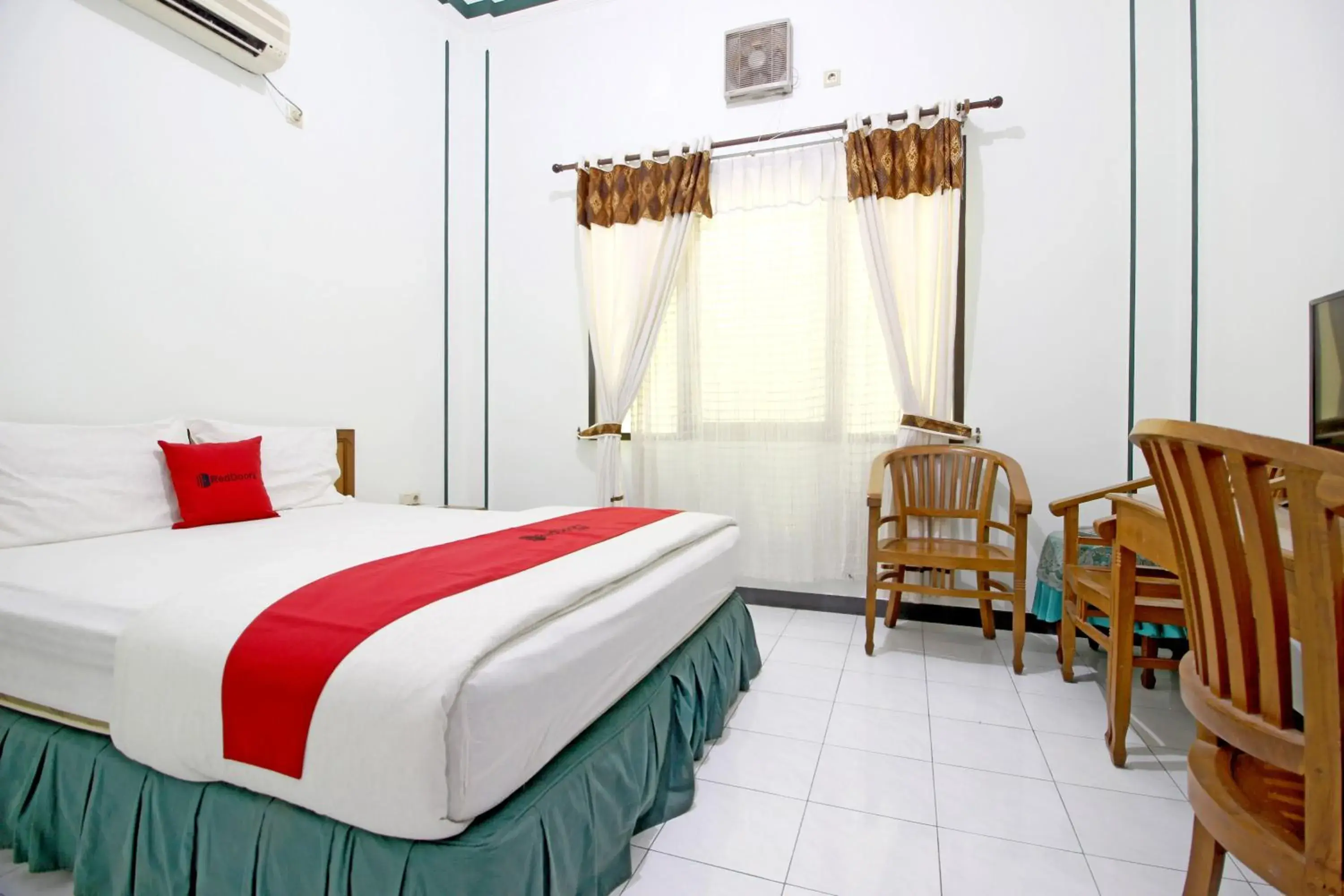 Bedroom, Bed in RedDoorz near XT Square Yogyakarta