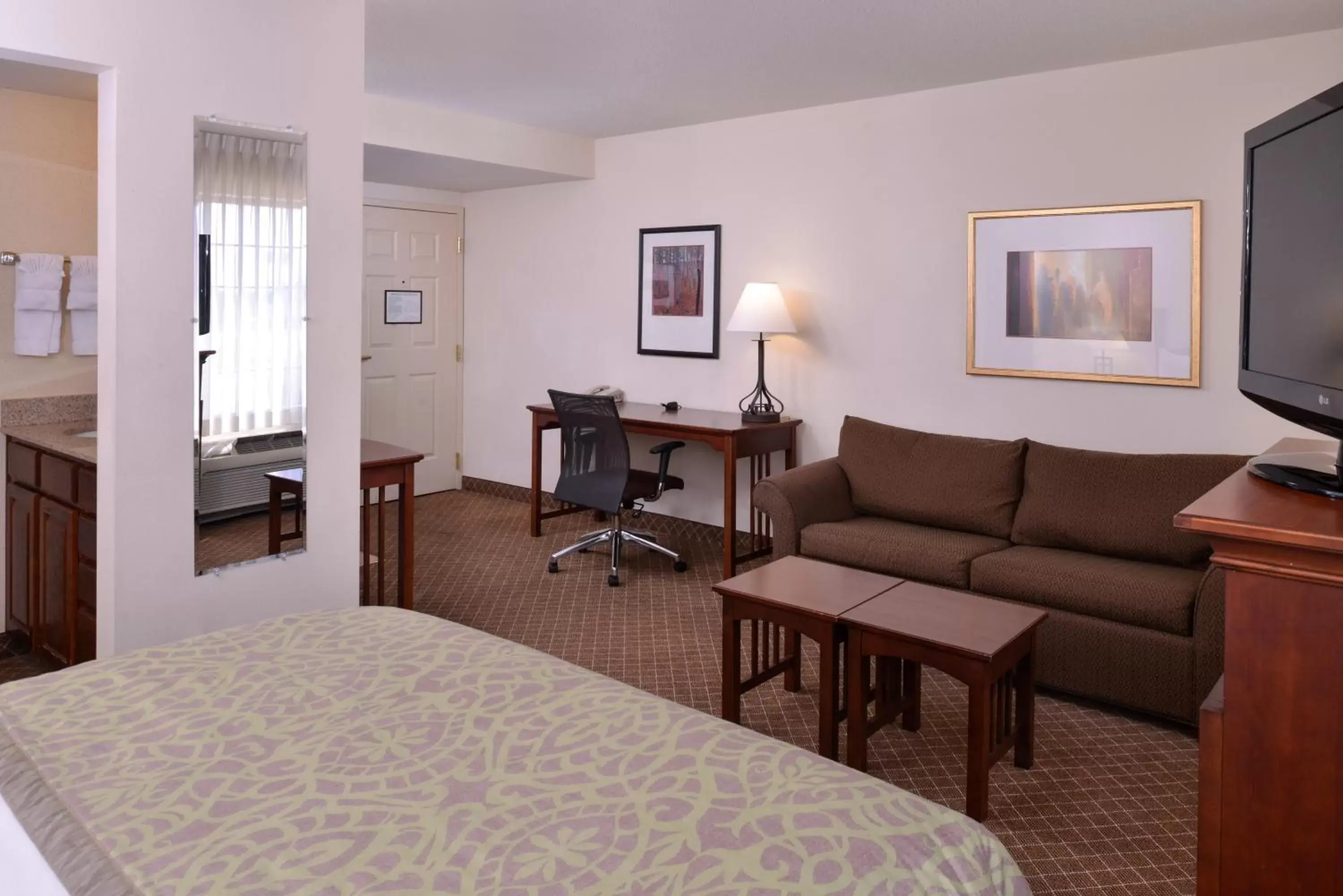 Photo of the whole room, Seating Area in Staybridge Suites Indianapolis-Airport, an IHG Hotel