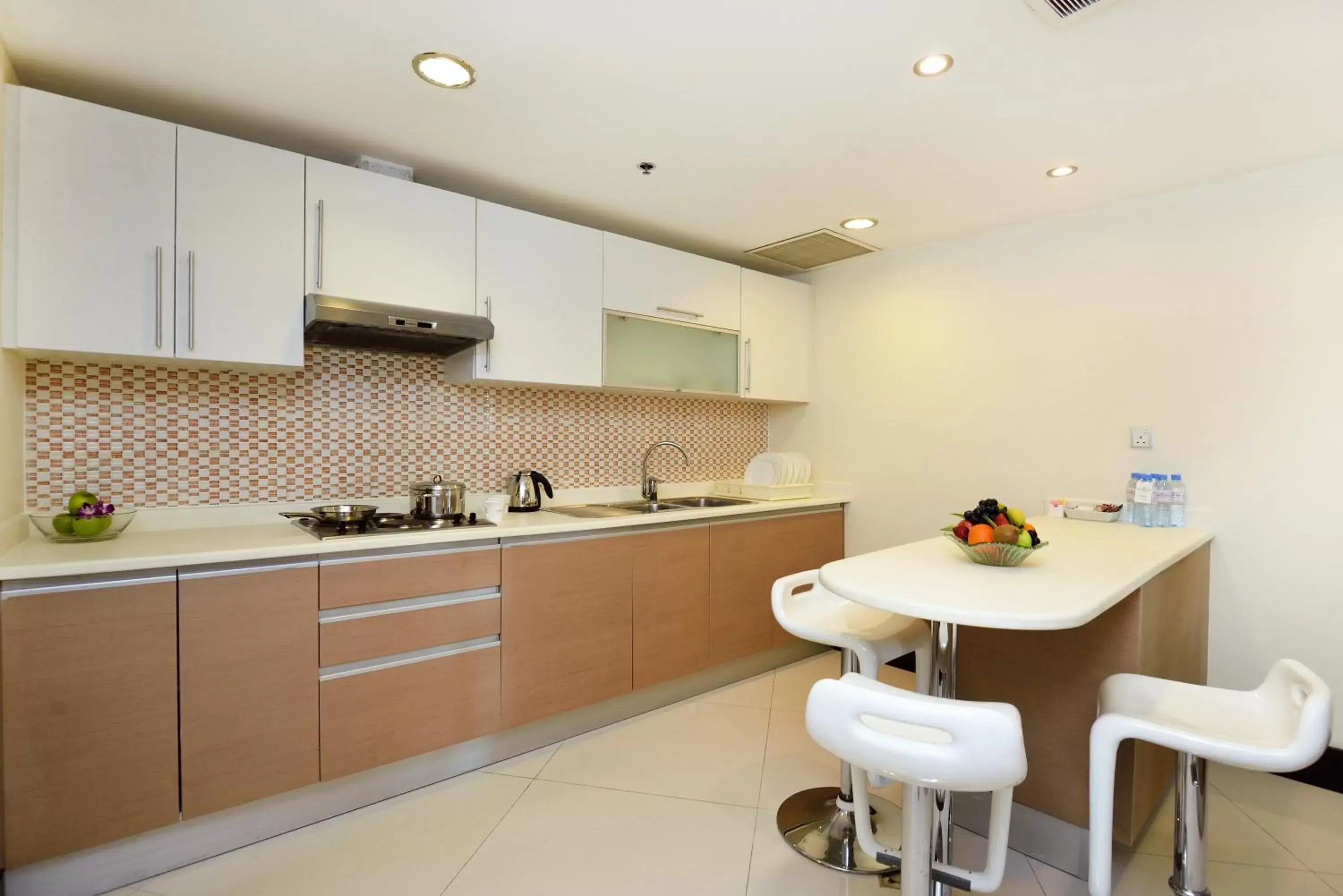 Dining area, Kitchen/Kitchenette in Holiday Villa Hotel & Residence City Centre Doha