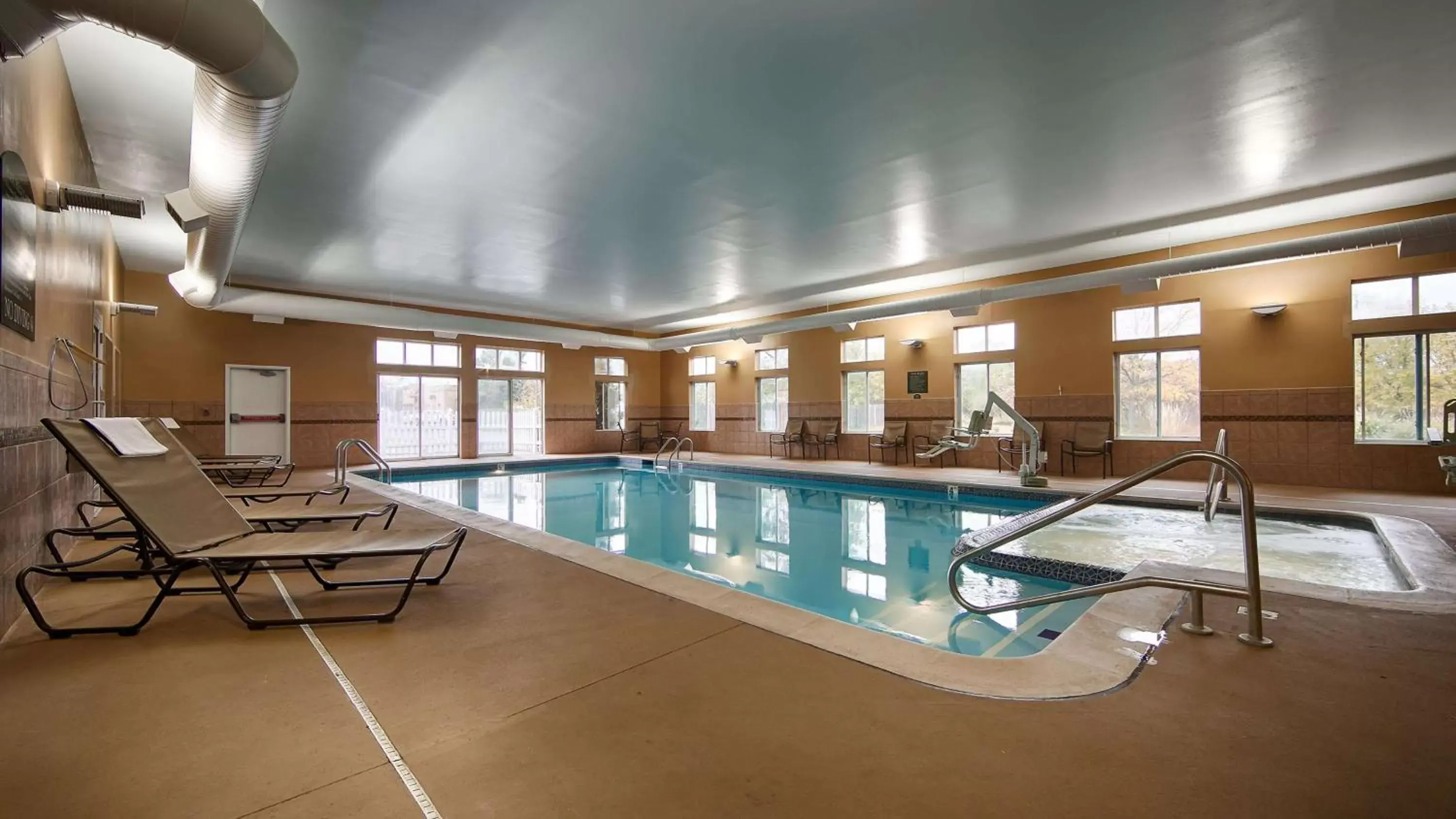 Hot Tub, Swimming Pool in Best Western Plus Coldwater Hotel