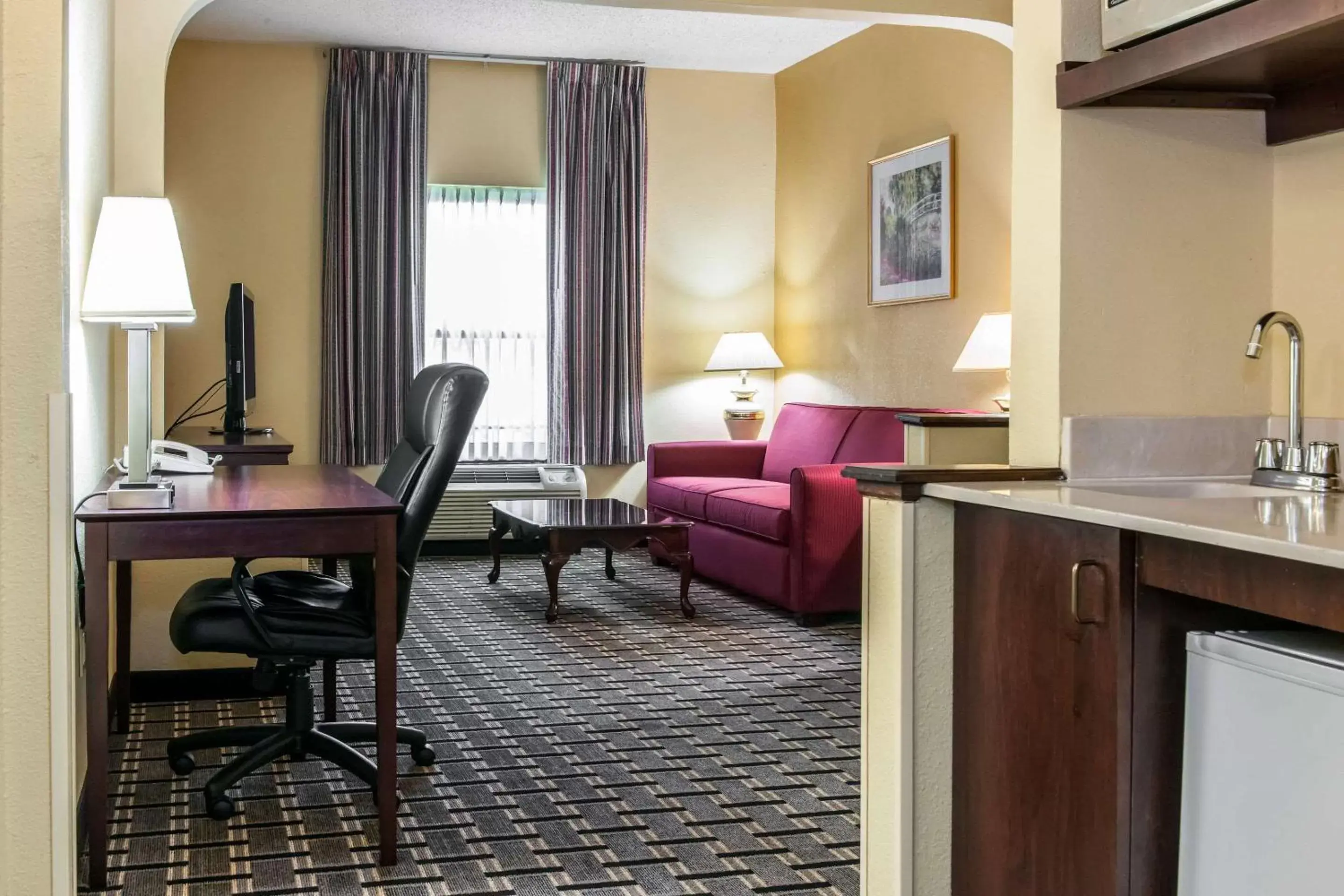 Photo of the whole room, Seating Area in Clarion Inn & Suites Northwest