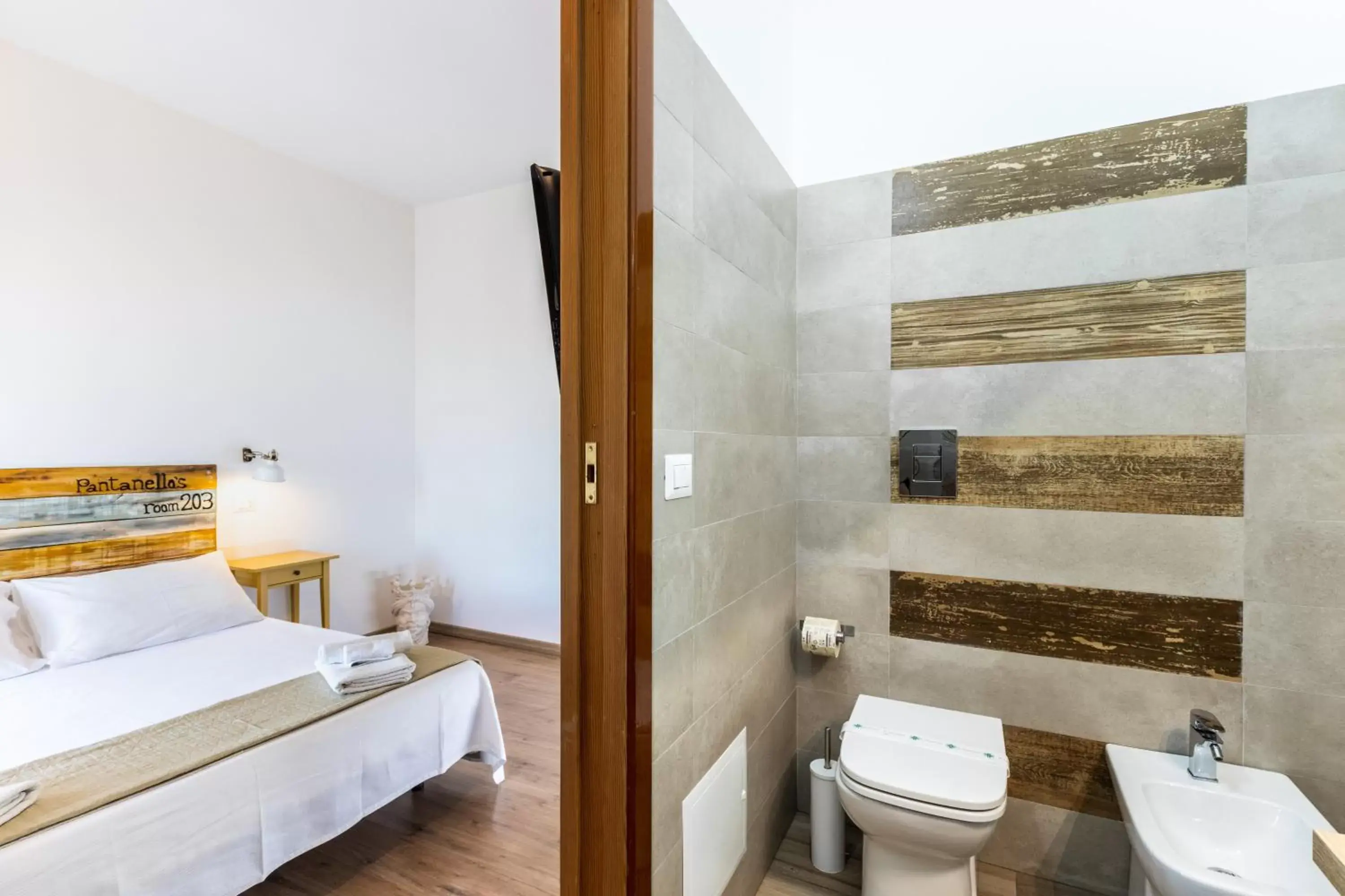 Bed, Bathroom in Pantanello Rooms Avola