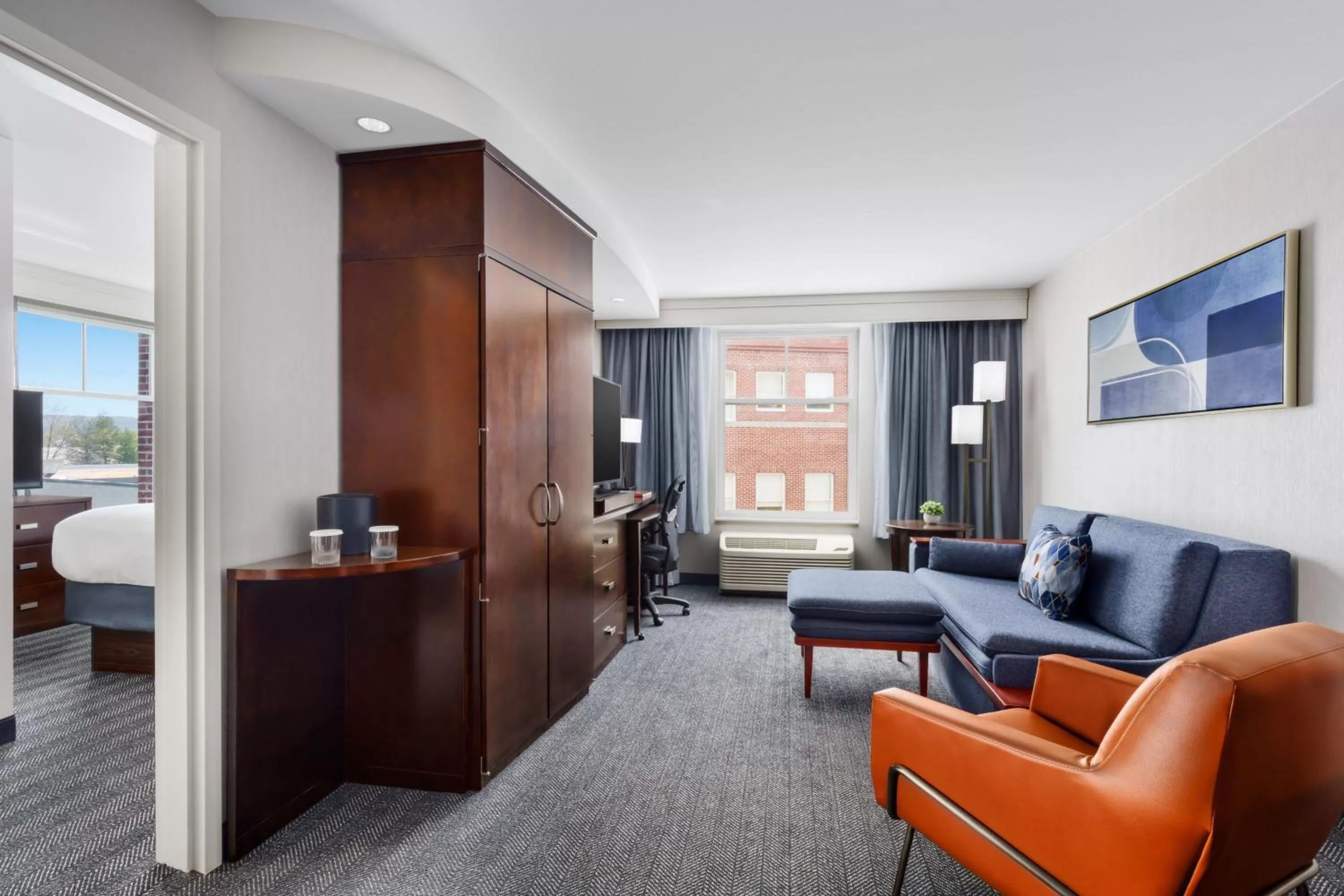 Bedroom, Bed in Courtyard Keene Downtown