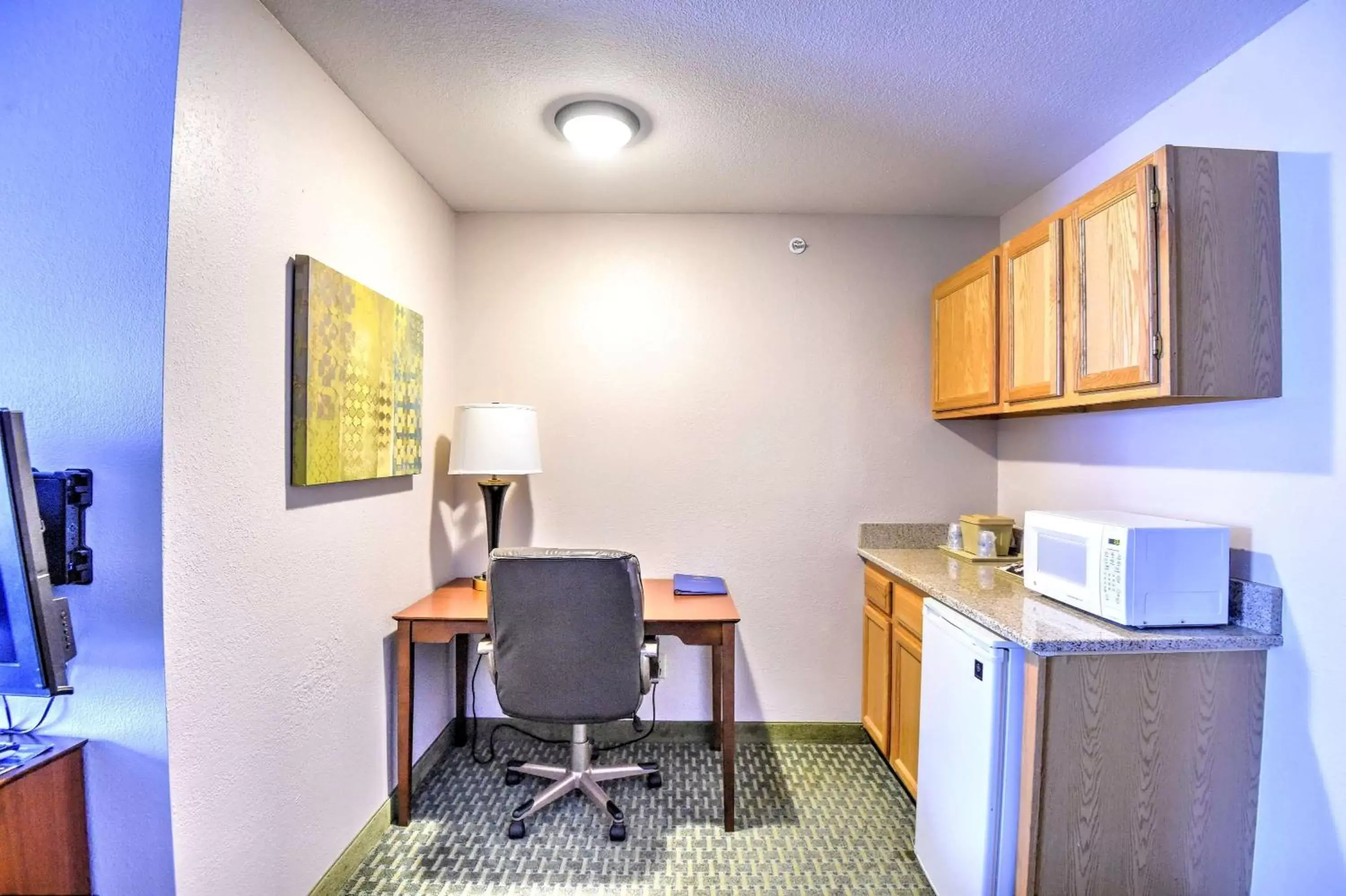 Photo of the whole room, Kitchen/Kitchenette in SureStay Hotel by Best Western Ottawa