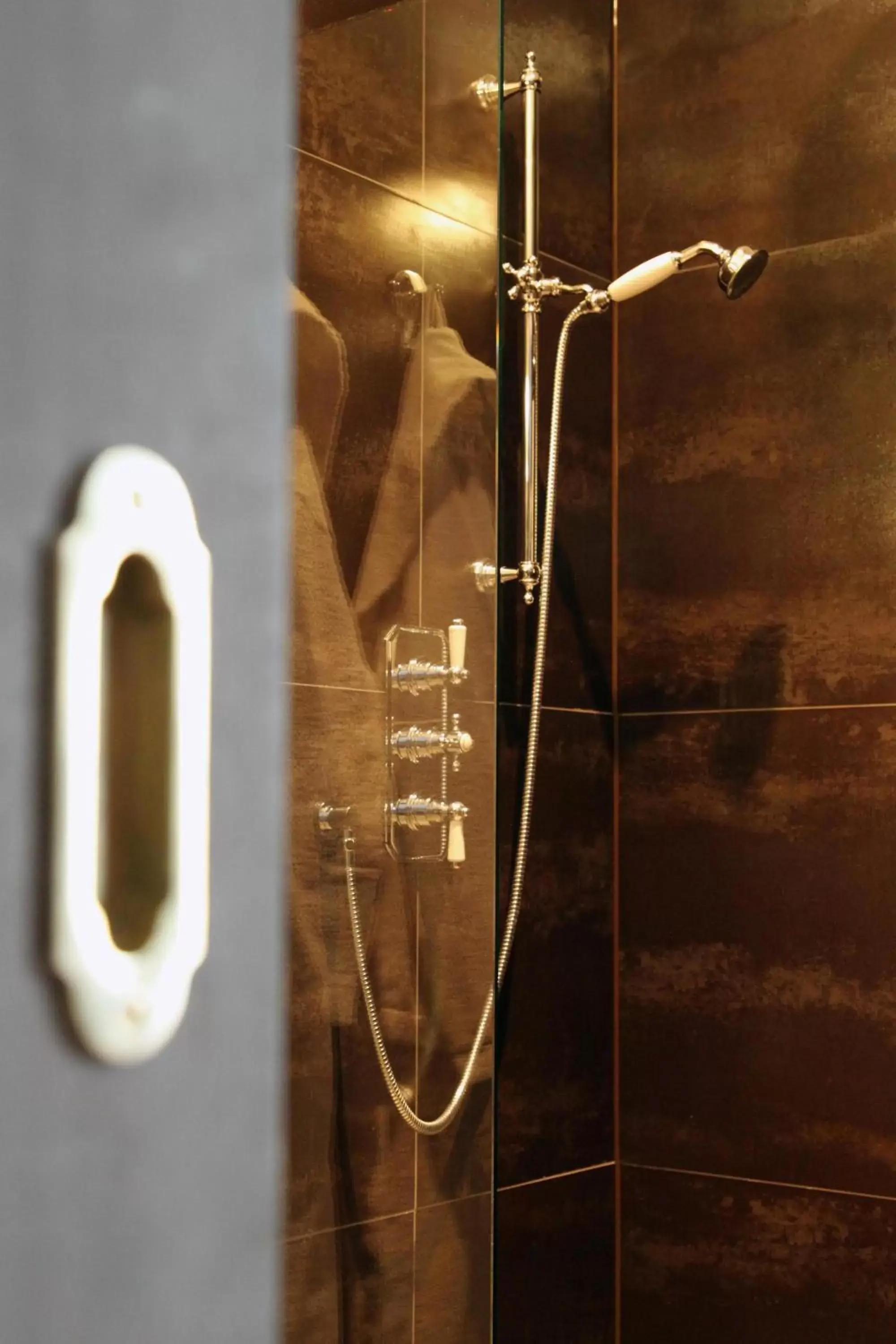 Shower, Bathroom in Suitehotel Posthoorn
