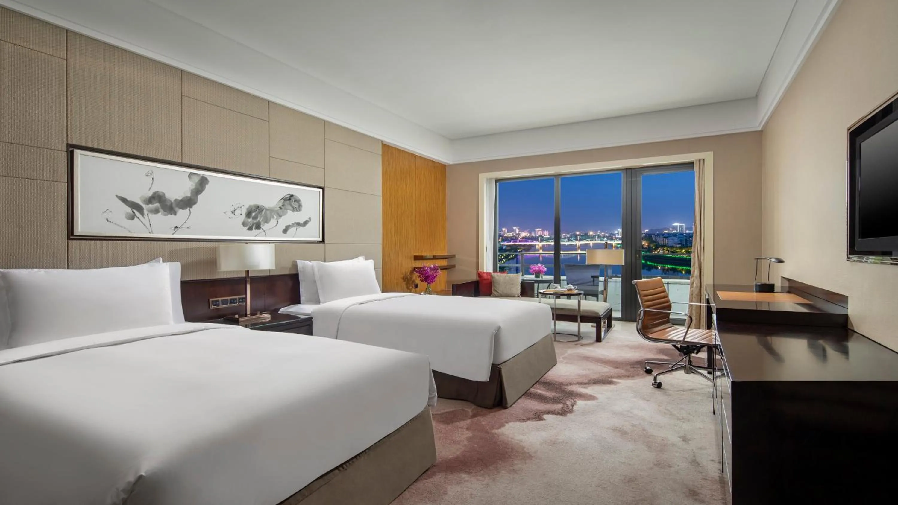 Photo of the whole room, Bed in Crowne Plaza Huangshan Yucheng by IHG