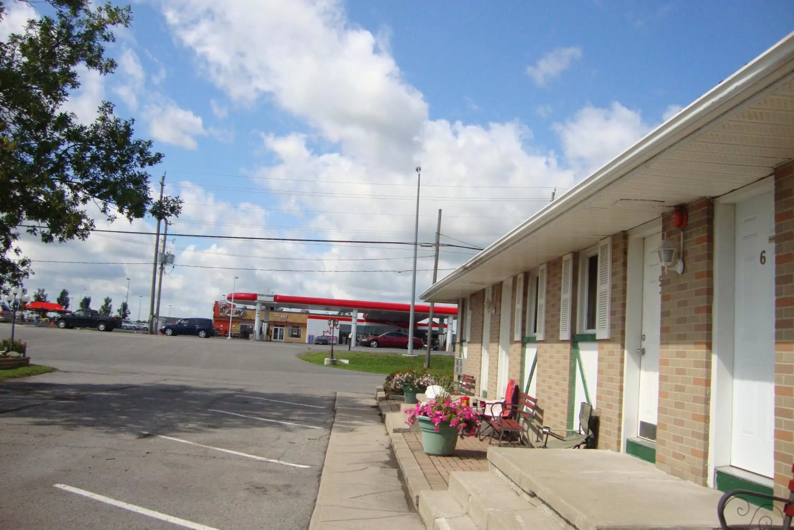 Facade/entrance in Royal Napanee Inn